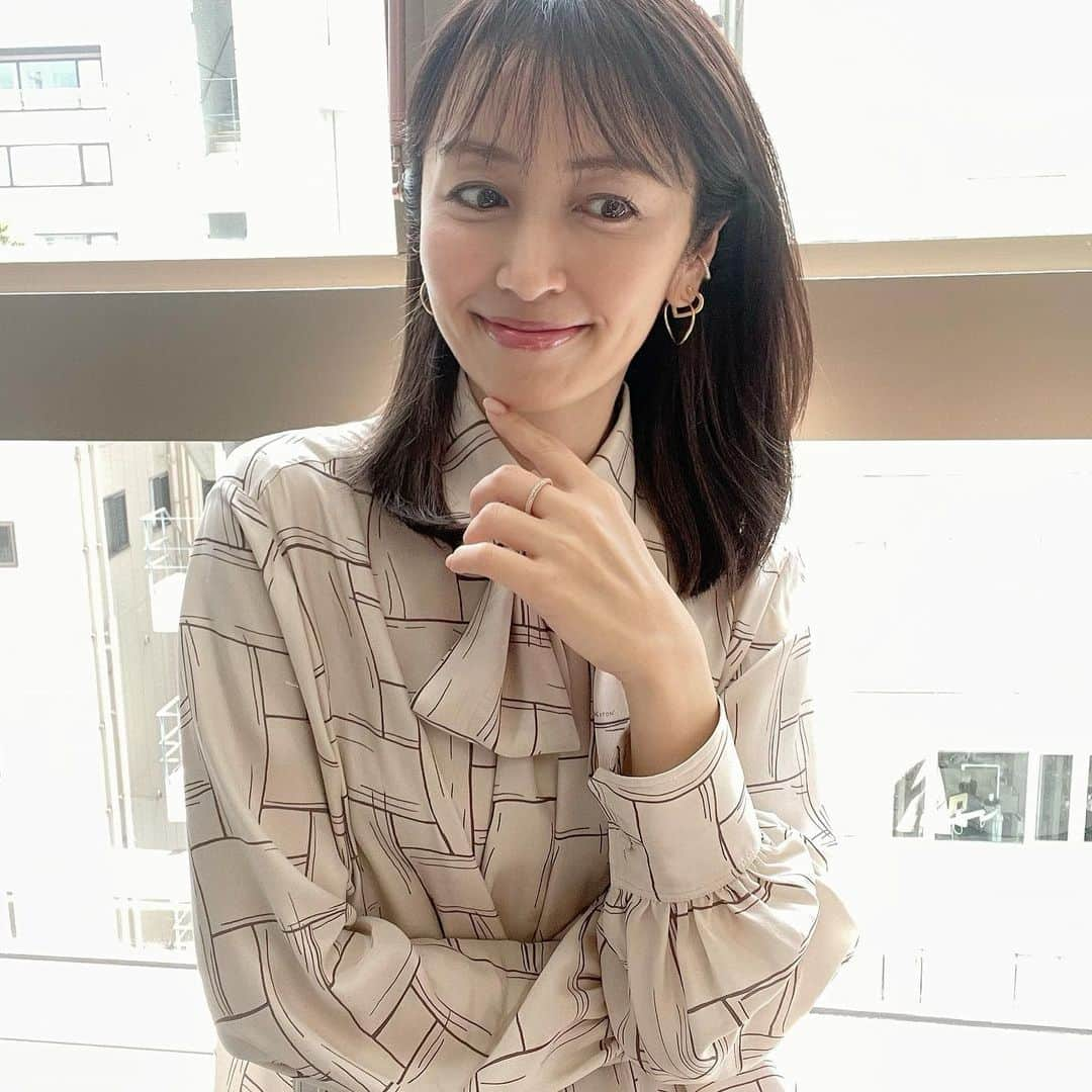 矢田亜希子さんのインスタグラム写真 - (矢田亜希子Instagram)「本日もラヴィット！ ありがとうございました‼︎ 今日は本当に本当のサプライズに感激、感動しました‼︎大好きなシットキングスさん @stkgz_official  がなんと生出演してくださり目の前でパフォーマンスしてくださったのです。。。。 はい、激ヤバでした。もう目で追いきれない程のキレキレのダンスに感動。尊敬。カッコ良すぎました。。。 本当に本当にありがとうございました‼️ #ラヴィット#水曜日#tbs#サプライズ#tver  でもご覧ください‼︎#ラヴィットオリジナルダンスなんて凄すぎる#私ができるのはおそらくラヴィットポーズの箇所のみ #シットキングス さん #stkgz #bluray #9月に新国立劇場行きます#今から楽しみです#helloroomies   本日の衣装は @kiton @pontevecchio_jp」8月3日 20時24分 - akiko_yada