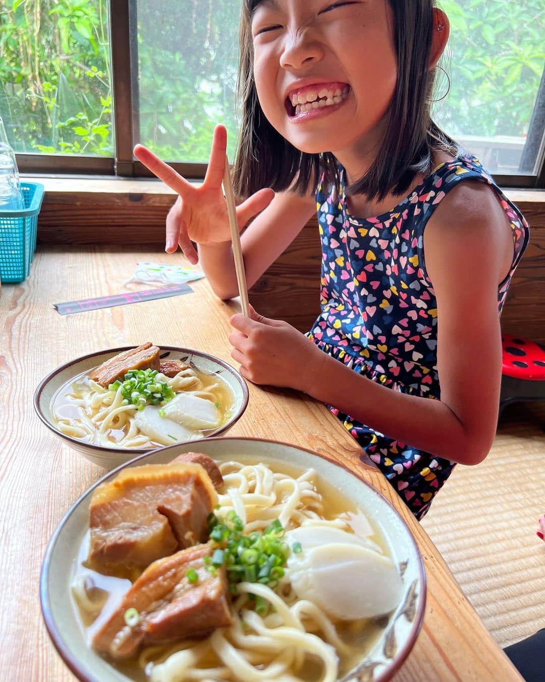 甘糟記子さんのインスタグラム写真 - (甘糟記子Instagram)「沖縄本島2日目の昼はきしもと食堂！  めっちゃ並んでてびっくり！ でもここで食べるって決めてきたから、気合いで並んだぞ〜（笑）  お蕎麦は1種類のみだけど、サイズが3つあるから子供と大人と分けて食べやすい(o^^o)  みんなで美味しいね、って汁まですすって水族館へ！  途中道端でマンゴーも買ったりしながら美ら海水族館に到着。  息子殿が赤ちゃんの時に来て以来で、子供達ジンベイザメや、大きなマンタ、サメにすごく喜んでました\(//∇//)\  サメの剥製も、メガマウスやホホジロザメとか面白いのが揃っててワクワクしたわ〜(≧∀≦)  久しぶりに来たけど、やっぱり素敵な場所でした╰(*´︶`*)╯♡  #甘糟旅行沖縄#甘糟旅行#家族旅行#夏休み#息子殿姫#息子殿#姫#きしもと食堂#美ら海水族館#ジンベイザメ#メガマウス」8月3日 21時30分 - norihey924