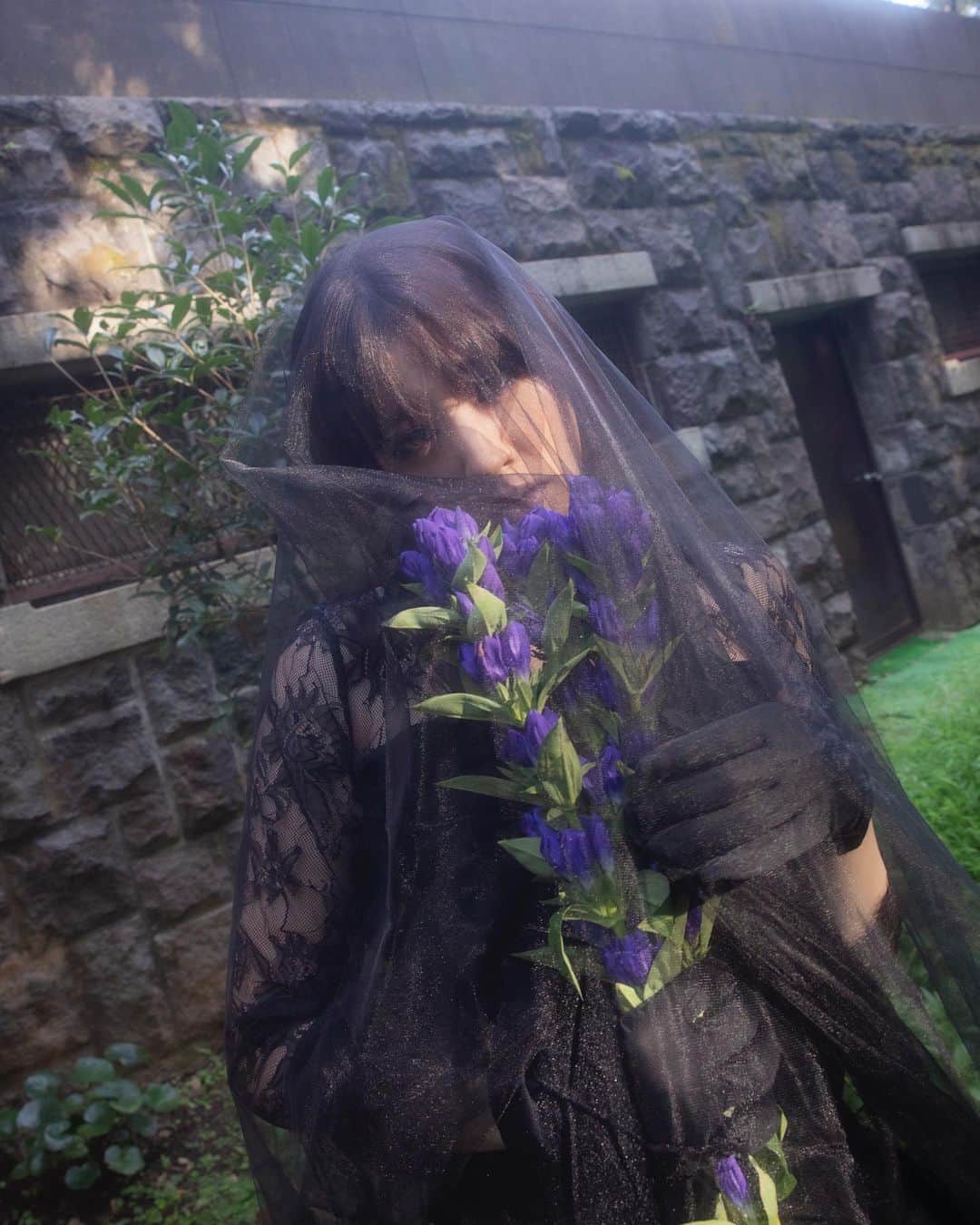 岡本杏理さんのインスタグラム写真 - (岡本杏理Instagram)「リンドウ💜 切開メイクが新鮮でした〜 #anrisflower」8月3日 21時35分 - anri_okamoto