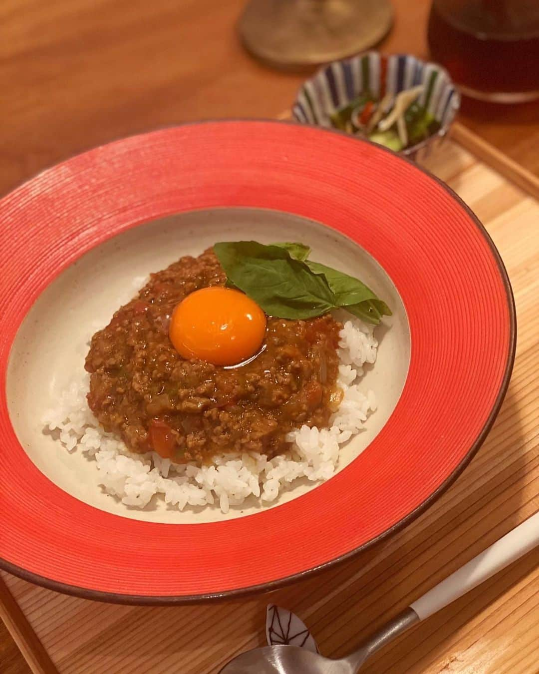 大政絢さんのインスタグラム写真 - (大政絢Instagram)「#絢ご飯　今年も🍅北海道のトマトが！見た目もものすごい赤く、甘くてフレッシュ✨ お友達にも！とても喜んでました☺️  今年はトマトドライカレー🍛 ドライトマトにし、オリーブオイル漬け クレソンと混ぜてホットサラダにしたり、 卵やキクラゲマッシュルームと炒め中華風にしたりと  毎日トマト料理を楽しんでいます🍅北海道の恵みに感謝です✨✨✨  #北海道産　#トマトレシピ #今日の絢ご飯」8月3日 21時35分 - aya_omasa_official