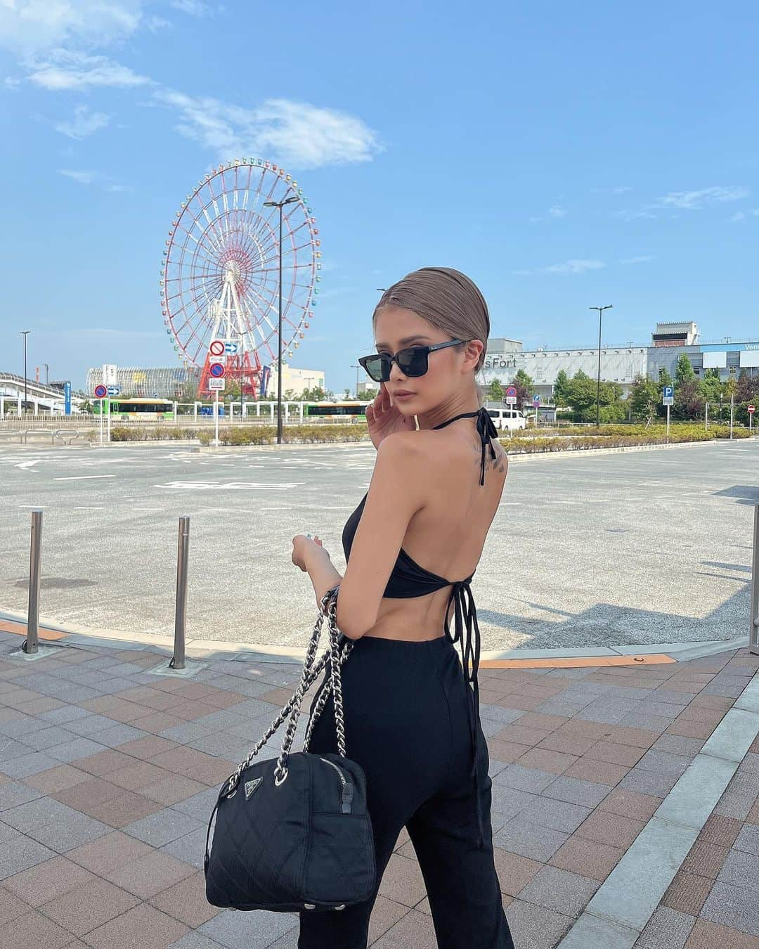 加藤美佳さんのインスタグラム写真 - (加藤美佳Instagram)「✖️安定のブラックコーデ✖️ 今日も一日良く動いたー！ お風呂が一段と気持ちいい🛁 . . そして先日 湘南美容外科クリニック表参道院にてほうれい線が気になってたので ヒアルロン酸を入れてもらいました🙋🏼‍♀️💗 ※注射の動画が流れます⚠️ 全く痛みもなく施術受けられて大満足🫡 西山先生ありがとうございました😉🔥🔥 #ブラックコーデ #私服 #コーデ #低身長 #低身長コーデ #ファッション #ootd #お台場 #産後ダイエット #2児ママ #女の子ママ #女の子ベビー #年子育児 #湘南美容外科 #ヒアルロン酸 #ほうれい線」8月3日 22時01分 - katomika1212