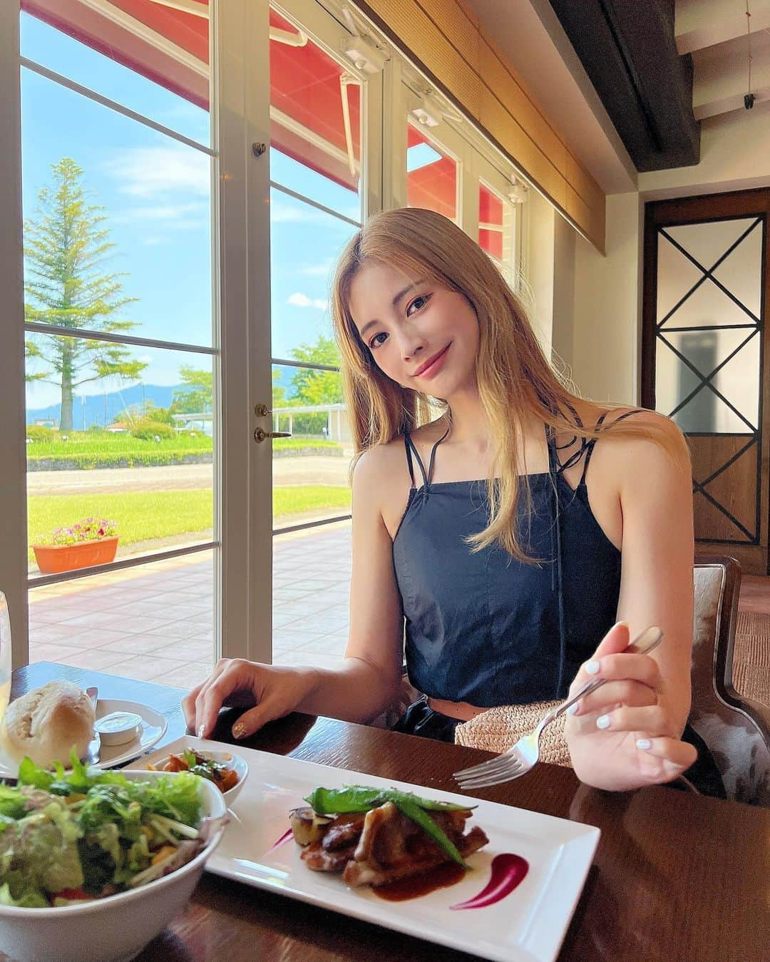 得あゆさんのインスタグラム写真 - (得あゆInstagram)「富山最後は桜ヶ池クアガーデンでlunch🍽 @sakuragaike   何食べても美味しいのは、富山のお水が美味しいから？！？ 野菜もお米も本当に美味しい✨✨✨  行きたいお店もたくさんあるし またゆっくり帰りたいな🖤  ・ ・ ・ ・ ・ ・ ・ ・ ・ ・ ・ ・ ・ ・ : ・ ・ ・ ・ ・ ・ ・ ・ ・ ・ #桜ヶ池#桜ヶ池クアガーデン#城端#ランチ#富山グルメ#富山#富山旅行#地元#田舎#南砺市#南砺#南砺市グルメ#夏休み#北陸グルメ#北陸旅行#グルメ#食べ歩き#ワンピースコーデ#白コーデ#金髪#金髪ロング#大人コーデ#家族旅行#frayid#思い出の場所#子育てママ#ママコーデ#ママファッション#ママライフ#アラサー女子」8月3日 22時06分 - tokuayu819