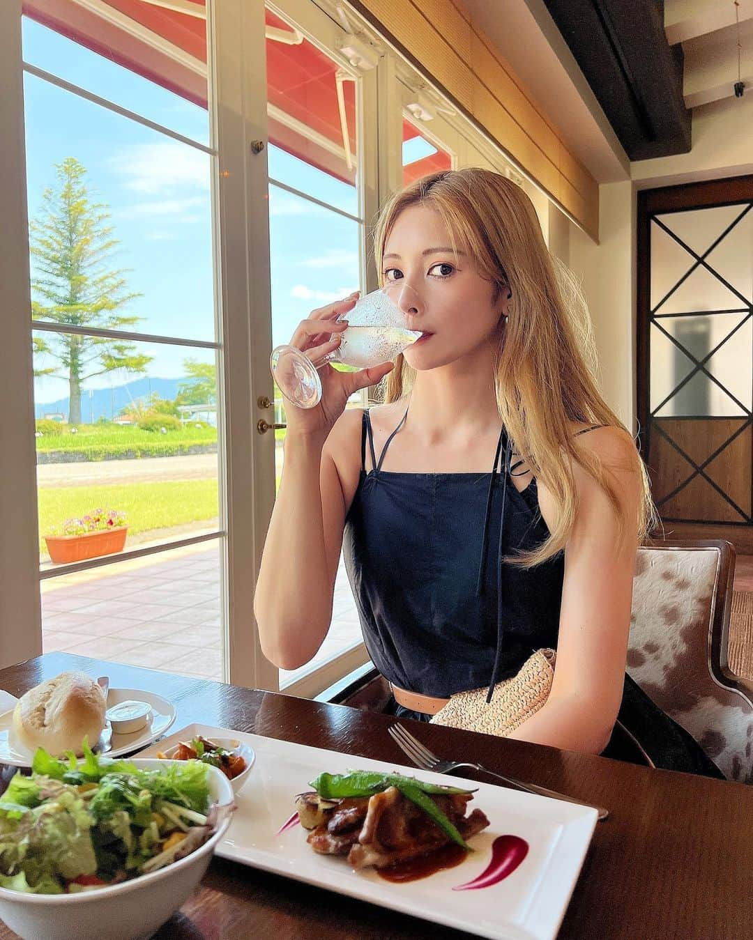 得あゆさんのインスタグラム写真 - (得あゆInstagram)「富山最後は桜ヶ池クアガーデンでlunch🍽 @sakuragaike   何食べても美味しいのは、富山のお水が美味しいから？！？ 野菜もお米も本当に美味しい✨✨✨  行きたいお店もたくさんあるし またゆっくり帰りたいな🖤  ・ ・ ・ ・ ・ ・ ・ ・ ・ ・ ・ ・ ・ ・ : ・ ・ ・ ・ ・ ・ ・ ・ ・ ・ #桜ヶ池#桜ヶ池クアガーデン#城端#ランチ#富山グルメ#富山#富山旅行#地元#田舎#南砺市#南砺#南砺市グルメ#夏休み#北陸グルメ#北陸旅行#グルメ#食べ歩き#ワンピースコーデ#白コーデ#金髪#金髪ロング#大人コーデ#家族旅行#frayid#思い出の場所#子育てママ#ママコーデ#ママファッション#ママライフ#アラサー女子」8月3日 22時06分 - tokuayu819