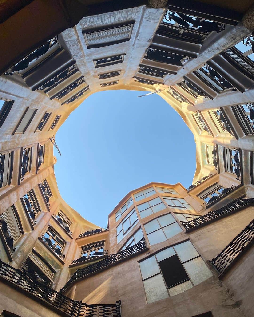 入山杏奈さんのインスタグラム写真 - (入山杏奈Instagram)「また新幹線に乗って🚄今度はバルセロナに！ 特にずっと来てみたかった場所...✨  まずは📍カサ・ミラ という、かの有名な建築家ガウディが建てた世界遺産のひとつの建築物。 朝イチに行ったらまだ人が少なかったので、写真撮りたい方は開館と同時に行くのがおすすめです🏃‍♀️☀️  📍MOSAICCOS ではモザイクアートを実際に体験してみました🎨 自分でタイルを好きなサイズに切って好きなように埋めていくのですが、途中から隙間に合わせていくのが難しかった🥵 わたしはコースターをつくったよ！素敵なお土産になりました☻  ミシュラン三ツ星レストランのパティシエさんが手掛けたアイス屋さん📍Rocambolesc では、美味しくてフォトジェニックなアイスが食べられます🍨☁️ 他にもアイスキャンディーやパンで挟んだアイスなどがあって、バリエーションも豊富でした🤤💓  @gospain.jp #スペイン政府観光局 @lapedrera_barcelona @mosaiccos_barcelona @rrrocambolesc  #スペイン#spain #スペイン旅行 #visitspain #バルセロナ #barcelona #カサミラ #lapedrera #casamila #モザイクアート #mosaico #mosaicclass #ロカンボレスク #rocambolesc」8月3日 23時08分 - iamannairiyama