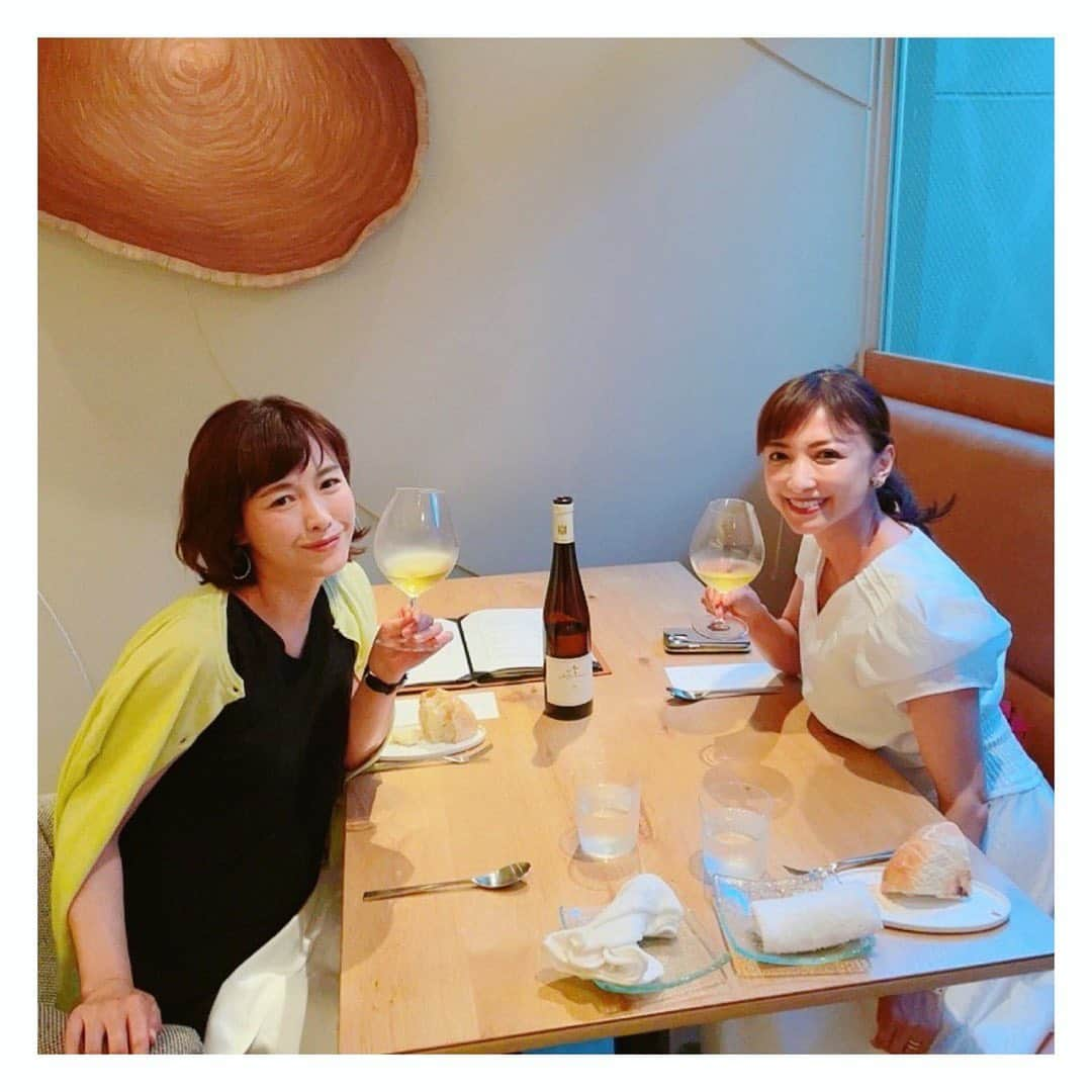 望月理恵さんのインスタグラム写真 - (望月理恵Instagram)「ちょっと前になりますが 事務所の美香ちゃんと2人で 美味しいお酒とご飯。 @mika_sugisaki_official   あの日、あの場所、あのお酒、 あのご飯でしか生まれない会話が ありました。 美香ちゃんが優しく深く、私の ツボを押してくるんですよ〜笑 大好き！ そしてこうして語り合える仲間がいて幸せです。  #久しぶりに2人でお酒 #ドイツワイン好き  #リースリング しかも20年以上熟成されたもの 次の日 すぐにネットで探しました。 #クリストマン  #赤ワインももちろん😁  #杉崎美香　ちゃん ありがとね また飲もう！！ #過去pic  #いろいろ写真ありますが、 すぐに時間が経ってしまいます いろいろぼちぼちいきましょ」8月3日 23時31分 - mochiee28