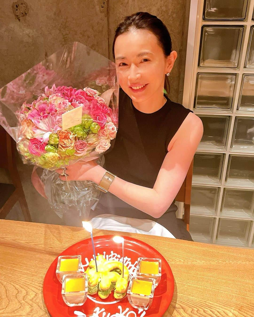 長谷川京子さんのインスタグラム写真 - (長谷川京子Instagram)「随分前になりますが、お誕生日のお祝いをしてもらった時。　　 まあまあ、いえ物凄く笑い転げた夜でした。  ありがとう😊❤️ #happybirthday#friends#dinner#田中みな実  #高橋ミカ#たけちゃん」8月4日 0時11分 - kyoko.hasegawa.722