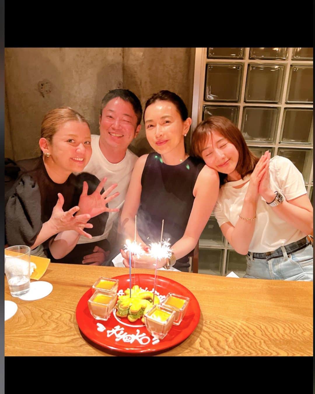 長谷川京子さんのインスタグラム写真 - (長谷川京子Instagram)「随分前になりますが、お誕生日のお祝いをしてもらった時。　　 まあまあ、いえ物凄く笑い転げた夜でした。  ありがとう😊❤️ #happybirthday#friends#dinner#田中みな実  #高橋ミカ#たけちゃん」8月4日 0時11分 - kyoko.hasegawa.722