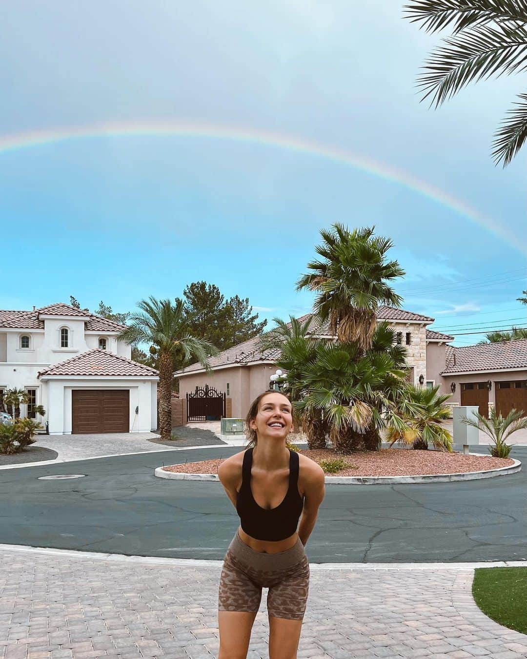 レイチェル・クックさんのインスタグラム写真 - (レイチェル・クックInstagram)「Chose that rainbow life 🌈 😜 A rainbow a day keeps the doctor away yall! Be on the lookout 😉 2 rainbows in 1 week in Vegas?!! Magical. Last pic is the best tbh 🤫 A secret skill I have. I hope you taste the magik today.」8月4日 1時56分 - rachelc00k