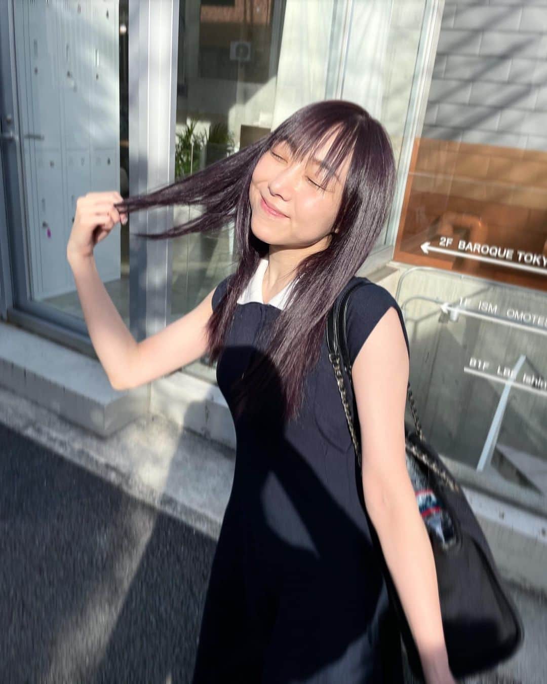 須田亜香里さんのインスタグラム写真 - (須田亜香里Instagram)「髪色入れ直してもらってきたよ💜 美容室出た瞬間に自然光当たった感じの髪色綺麗！ってなって @momomika0314 さんにお願いして撮ってもらった📷  最近美容院いく頻度高めだけど、ちゃんと全部仕事に合わせて行ってるんだよ〜 作品として形に残すものが増える時期だからね🫢  紫は色が抜けやすいから、今回は濃いめに入れてもらいました。 洗うたびに色味変わって行くから感動する✨ #バイオレットカラー #パープルカラー #紫髪 #エクステロング #カバンからチラ見えする #クリスタルガイザー #笑」8月4日 4時21分 - akarisuda