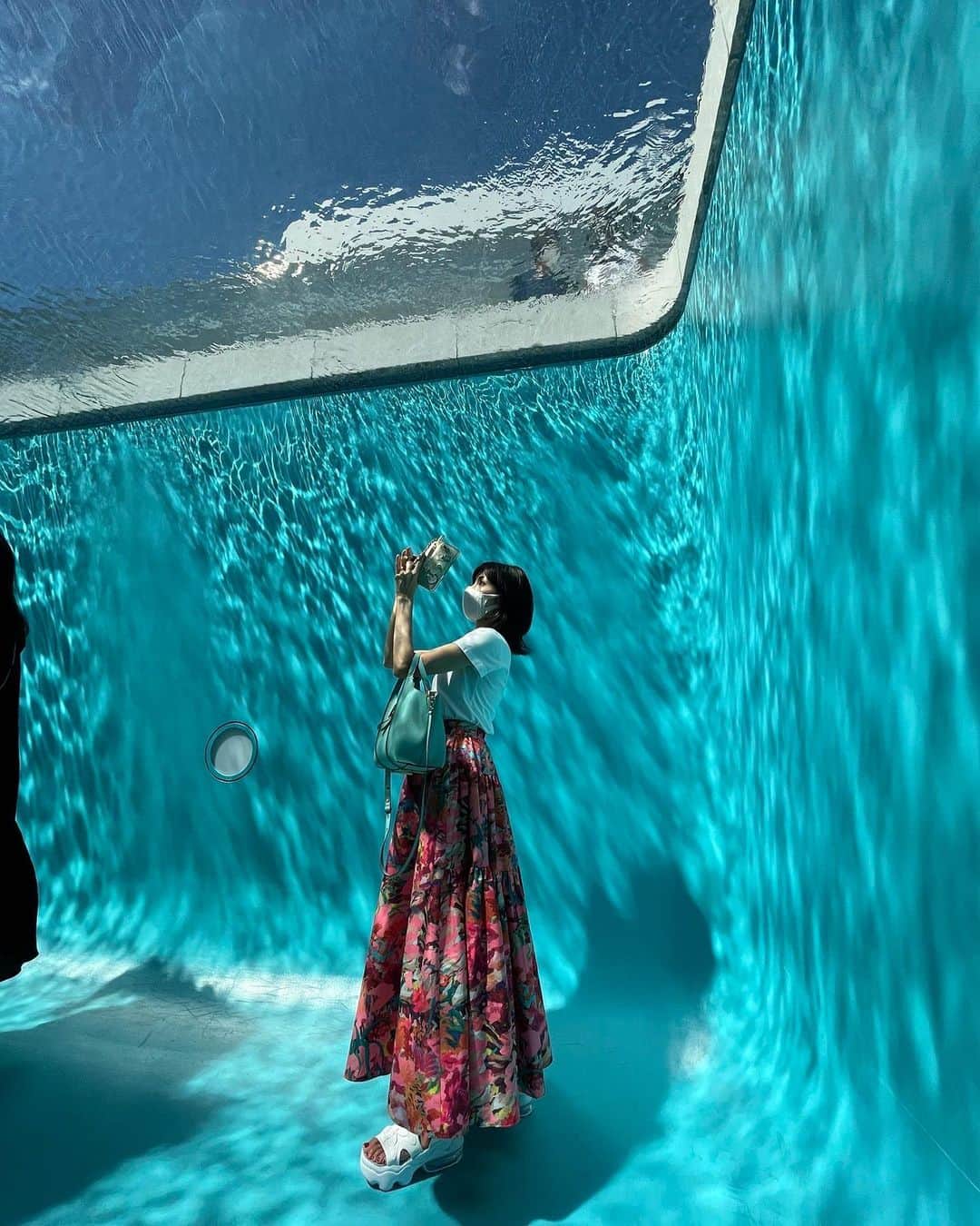桜井奈々さんのインスタグラム写真 - (桜井奈々Instagram)「金沢2日目。 娘のリクエスト21世紀美術館へ。 アートな空間を満喫✨ そして灼熱の中念願のひがし茶屋街へ。 潮屋さんで食べたあぶり鰤丼が爆うますぎて両実家自宅に配送🤣🏠 街並みがもう本当に美しくて金沢大好きになりました✨ 2日ではとても見きれませんでしたが 初金沢大満喫しました♪  翌日は福井県に移動しました♪  続く。  #夏休み＃子連れ旅行#trip ＃金沢 #21世紀美術館 #石川県 ＃石川県グルメ」8月4日 7時30分 - sakurai_nana7