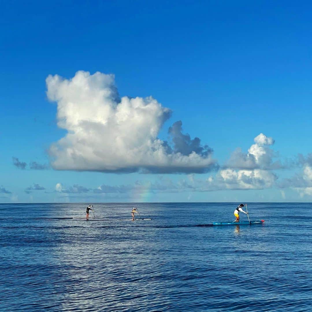 田中律子さんのインスタグラム写真 - (田中律子Instagram)「『MOLOKAI2OAHU』 〜Virtual Edition  Anithing goes2022〜  コロナでハワイの大会も今年も中止🏄‍♀️なので、宜野湾マリーナから座間味島まで40kmをSUP海峡横断❗️私は船で応援📣&🍺 めちゃくちゃいいお天気で、選手のみんなは大変だったけど、写真や動画がヤバ過ぎるくらい綺麗📷まだまだ座間味島までの素敵な写真があるので、アップします🌞🌴🌈  #molokai2oahu  #molokai2oahuvirtualedition2022 #sup #世界選手権  #３年中止  #座間味島  #宜野湾から座間味島 #人力移動  #40km」8月4日 8時14分 - ri2kotanaka