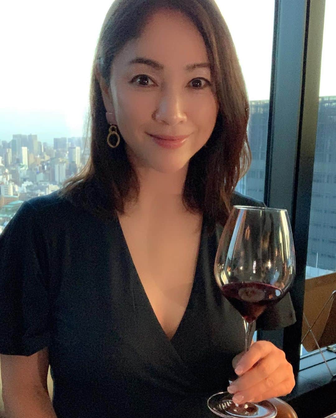 田中悦子さんのインスタグラム写真 - (田中悦子Instagram)「私のインスタは ワイングラス🍷片手に… が、多いなぁ笑  さて、今週は土曜日までお仕事😅  うっかりミスが最近増えてきちゃって💦😵😫←加齢？  しっかりしなきゃです！←切実🥲  #おはようございます #アラフィフ女子 #アラフィフ #50代 #wine #winelover」8月4日 8時45分 - etsuko.reborn25