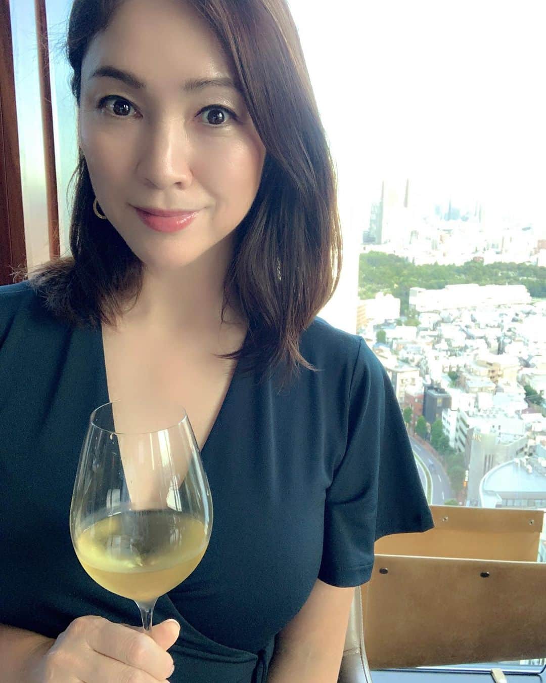 田中悦子さんのインスタグラム写真 - (田中悦子Instagram)「私のインスタは ワイングラス🍷片手に… が、多いなぁ笑  さて、今週は土曜日までお仕事😅  うっかりミスが最近増えてきちゃって💦😵😫←加齢？  しっかりしなきゃです！←切実🥲  #おはようございます #アラフィフ女子 #アラフィフ #50代 #wine #winelover」8月4日 8時45分 - etsuko.reborn25