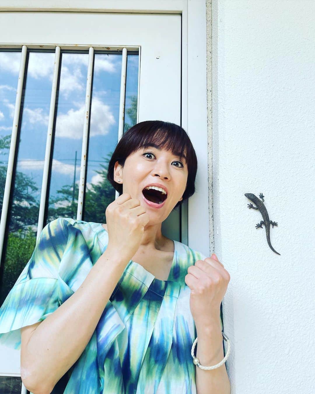 鈴木砂羽さんのインスタグラム写真 - (鈴木砂羽Instagram)「夏の緑の中に 馴染みすぎてます🌿  壁に張り付いていたコ🦎に一瞬 エエェ⁉️と 驚いたんだけど、 よく見たら、、、🤣💦  #相棒 #相棒21 #夏ロケ 🦎 #貼り付けてあったワ♡ #カワイイ」8月4日 9時31分 - bombon_sawa