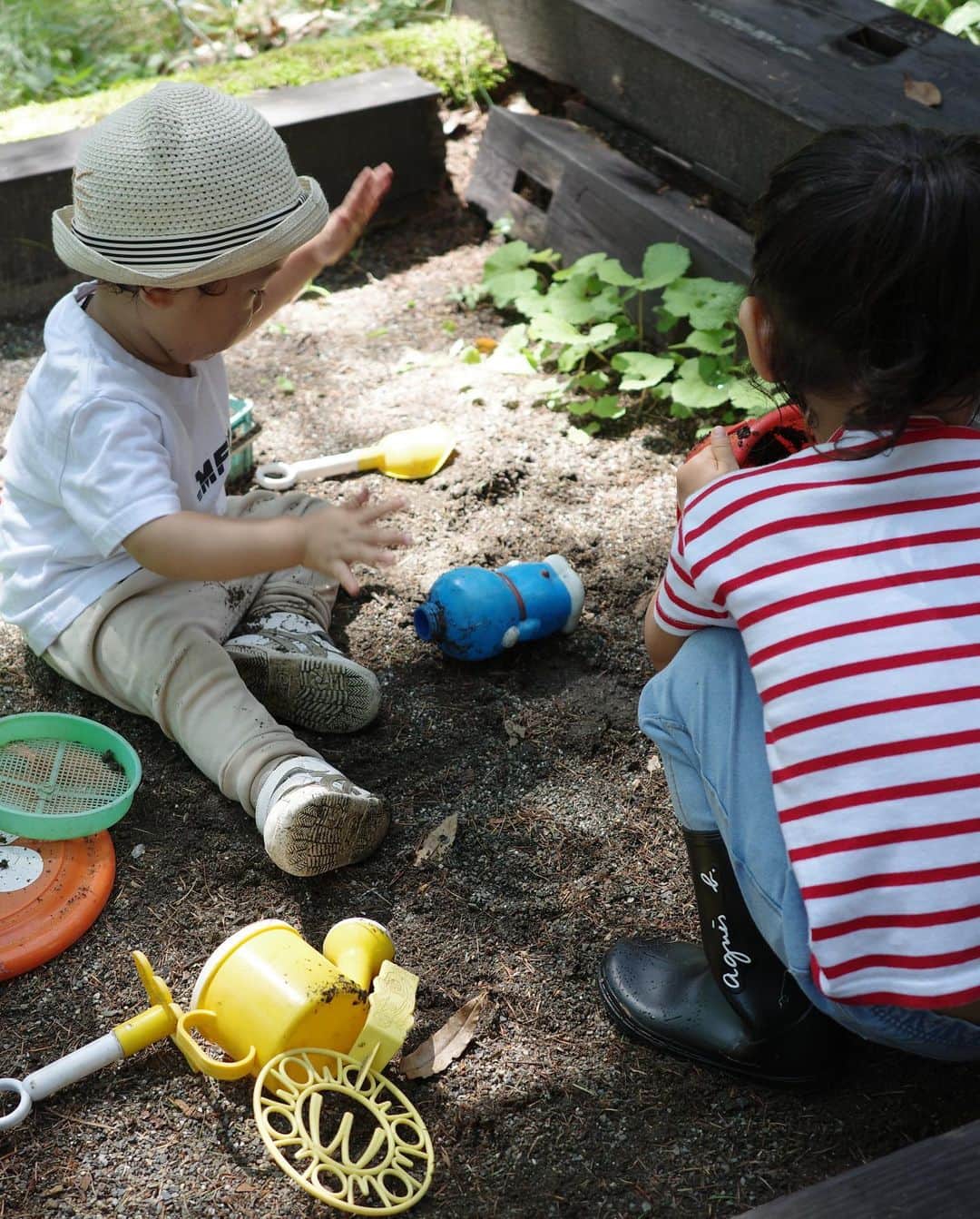 吉田明世さんのインスタグラム写真 - (吉田明世Instagram)「長野の家で過ごした時のふたり。 クーラーをつけずに過ごせるしあわせ🤤  手作り感満載の庭の砂場は私の幼少期に 父と母が作ってくれた思い出の場所。 長い間眠っていましたが、 子どもたちにも遊んでほしくて 去年雑草を抜いて復活させました✌︎  #長野 #八ヶ岳 #ボーダーズ🦓」8月4日 9時54分 - akiyo0414