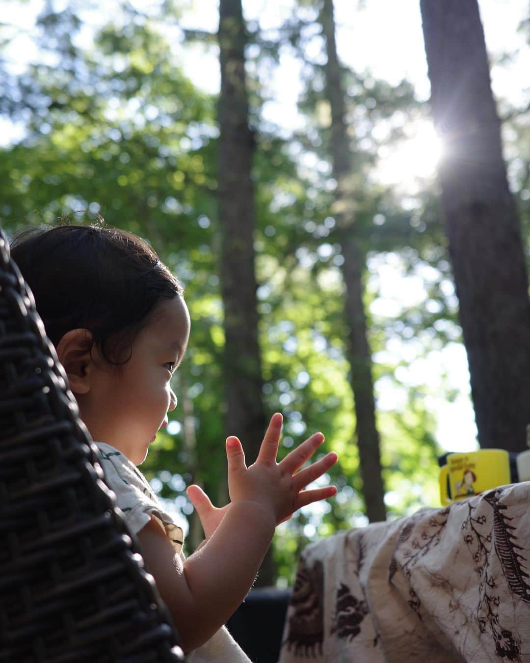 吉田明世さんのインスタグラム写真 - (吉田明世Instagram)「長野の家で過ごした時のふたり。 クーラーをつけずに過ごせるしあわせ🤤  手作り感満載の庭の砂場は私の幼少期に 父と母が作ってくれた思い出の場所。 長い間眠っていましたが、 子どもたちにも遊んでほしくて 去年雑草を抜いて復活させました✌︎  #長野 #八ヶ岳 #ボーダーズ🦓」8月4日 9時54分 - akiyo0414