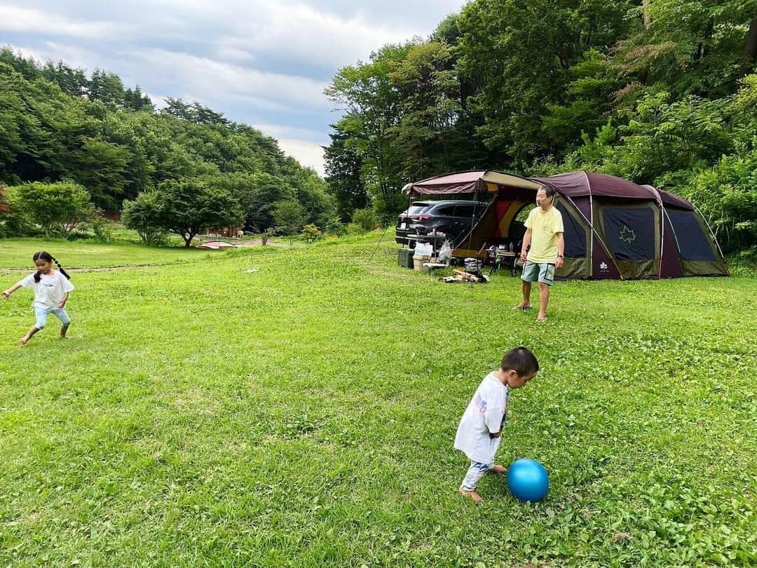 西方凌さんのインスタグラム写真 - (西方凌Instagram)「2回目キャンプ🏕 行ってきましたー！ たっぷり2泊😊   「星空を見に行こう！」と、 楽しみにしていたのですが 夜になると、あいにくのお天気☔️ でも、初めて雨も経験出来て よかったです🙌   工作したり、魚を釣ったり🎣 川で泳いだり… 充実した2日間でした。   近隣サイトのご家族の方々と焚き火を囲んだり… 子供たちがちょっかい出しに行ってしまったファイヤーマングループのお兄さん方、娘と同い年くらいのお子様のいるご家族、お菓子の交換をしたお隣さん⛺️ ありがとうございました🙏    ちなみに、 今回の設営は前回の半分くらいの時間で出来ました👍 そしてスイングラインを設置できる木は サイト内にありませんでした😂      #キャンプ初心者 #ファミキャン #星の降る森キャンプ場 #5歳8ヶ月 #2歳5ヶ月」8月4日 12時16分 - nishikataryo