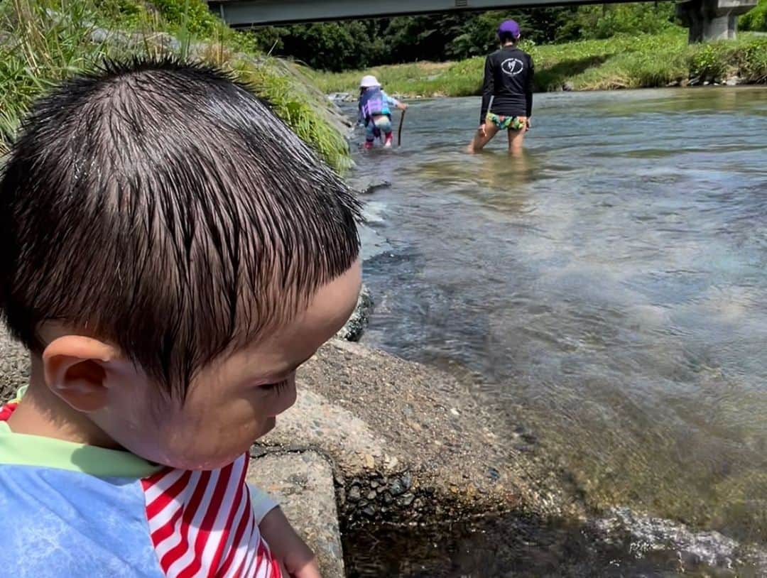 西方凌さんのインスタグラム写真 - (西方凌Instagram)「2回目キャンプ🏕 行ってきましたー！ たっぷり2泊😊   「星空を見に行こう！」と、 楽しみにしていたのですが 夜になると、あいにくのお天気☔️ でも、初めて雨も経験出来て よかったです🙌   工作したり、魚を釣ったり🎣 川で泳いだり… 充実した2日間でした。   近隣サイトのご家族の方々と焚き火を囲んだり… 子供たちがちょっかい出しに行ってしまったファイヤーマングループのお兄さん方、娘と同い年くらいのお子様のいるご家族、お菓子の交換をしたお隣さん⛺️ ありがとうございました🙏    ちなみに、 今回の設営は前回の半分くらいの時間で出来ました👍 そしてスイングラインを設置できる木は サイト内にありませんでした😂      #キャンプ初心者 #ファミキャン #星の降る森キャンプ場 #5歳8ヶ月 #2歳5ヶ月」8月4日 12時16分 - nishikataryo