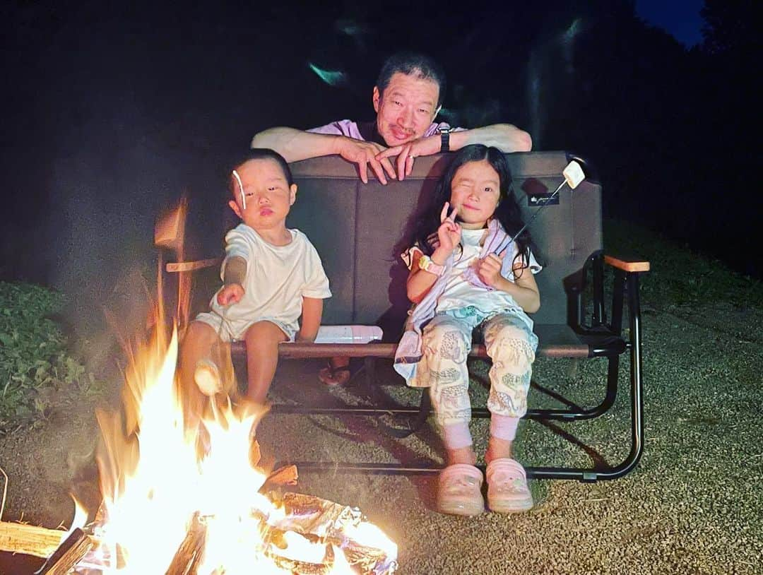 西方凌さんのインスタグラム写真 - (西方凌Instagram)「2回目キャンプ🏕 行ってきましたー！ たっぷり2泊😊   「星空を見に行こう！」と、 楽しみにしていたのですが 夜になると、あいにくのお天気☔️ でも、初めて雨も経験出来て よかったです🙌   工作したり、魚を釣ったり🎣 川で泳いだり… 充実した2日間でした。   近隣サイトのご家族の方々と焚き火を囲んだり… 子供たちがちょっかい出しに行ってしまったファイヤーマングループのお兄さん方、娘と同い年くらいのお子様のいるご家族、お菓子の交換をしたお隣さん⛺️ ありがとうございました🙏    ちなみに、 今回の設営は前回の半分くらいの時間で出来ました👍 そしてスイングラインを設置できる木は サイト内にありませんでした😂      #キャンプ初心者 #ファミキャン #星の降る森キャンプ場 #5歳8ヶ月 #2歳5ヶ月」8月4日 12時16分 - nishikataryo