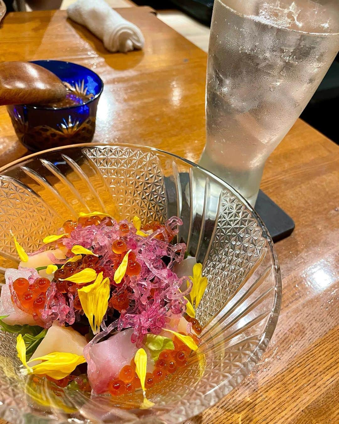 吉山りささんのインスタグラム写真 - (吉山りさInstagram)「😎🍻😎 隠れ家和食屋 さくら鳥居坂さんへ  麻布十番駅🚉南第3出入口から10秒🚶‍♀️   優しい店長さんがお出迎え🫶🏻 新鮮な海鮮料理や炭火焼きが食べられるお店😋🥂😋  今回は 【豪華爛漫海鮮コース（全9品）】 通常6500円（飲み放題付き）  ほんと美味しかった〜っ☺️  お腹いっぱい幸せいっぱい💕  お酒は別腹でえりちゃんとグイグイ😋🥂😋（笑）  ほんとサラダひとつにしてもドレッシングも美味しい✨  また行きたいお店になりました〜🫶🏻  素敵なお時間をありがとうございました☺️ 美味しいお料理をご馳走様でした💕    PR @sakura.toriizaka #麻布十番ディナー #麻布十番デート #六本木グルメ #六本木ヒルズ #六本木ディナー #六本木居酒屋 #さくら鳥居坂 #麻布十番グルメ」8月4日 14時43分 - oreorerisa