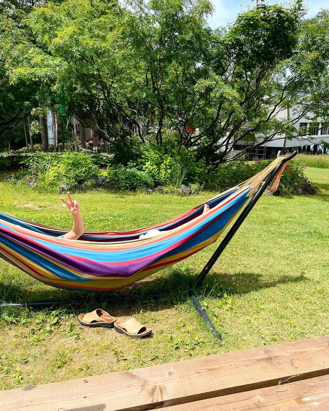 吉田知那美さんのインスタグラム写真 - (吉田知那美Instagram)「・ Summer vibes 🧺🍕  景色を一望できる綺麗なゴンドラで山に登って、 山に咲く花々に囲まれながら焼きたてのピザを食べて クラフトビールを飲むという、 すごく情報量の多い、夏のゲレンデピクニック🚡⛰🧺🌼 #夏休みのすすめ ・ ・ #上ノ平ピクニックガーデン  #picnic #ゲレンデがとけるほどの熱々ピザ #キッチンセアボス」8月4日 15時39分 - chinami1991