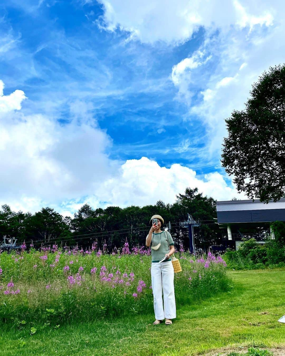 吉田知那美さんのインスタグラム写真 - (吉田知那美Instagram)「・ Summer vibes 🧺🍕  景色を一望できる綺麗なゴンドラで山に登って、 山に咲く花々に囲まれながら焼きたてのピザを食べて クラフトビールを飲むという、 すごく情報量の多い、夏のゲレンデピクニック🚡⛰🧺🌼 #夏休みのすすめ ・ ・ #上ノ平ピクニックガーデン  #picnic #ゲレンデがとけるほどの熱々ピザ #キッチンセアボス」8月4日 15時39分 - chinami1991