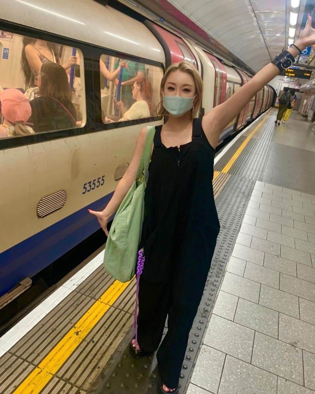 倖田來未さんのインスタグラム写真 - (倖田來未Instagram)「. ロンドンでの一コマ🚃 ⁡ ロンドンは渋滞がすごいんですよ。 一方通行が多いから、歩いたら15分やのに、車やと一時間かかるとか！笑 ⁡ 電車が早いって話になり、電車に飛び乗って移動！ 何が何か分からず、話しかけてもみんな旅行なんだーって感じで笑 最後に聞いた、地元の方らしき新聞を読んでる方に、聞いたら違った！！笑 で、すぐ降りたりして、これまた楽しい感じでした！笑 ⁡ #london #train #電車 #カムデンマーケット #camdenmarket #fashion #ys #carhart #kodakumi #倖田來未」8月4日 17時02分 - kodakumi_official