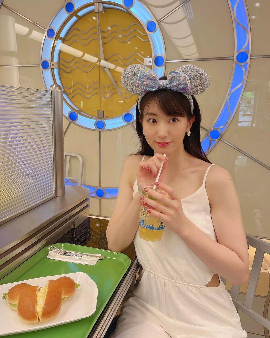 関根ささらさんのインスタグラム写真 - (関根ささらInstagram)「ディズニーアンバサダーホテルの中にある #チックタックダイナー 🥐💗サンドイッチやパンを販売してるお店です♡ . . この日は #アンバサダーホテル の #パームガーデンプール に行く日だったのでめちゃくちゃ夏！な格好☀️小腹が空いていたので腹ごしらえしました🥪  #東京ディズニーシー20周年 の #スペシャルドリンク とたまごのサンドイッチを購入🎈ふたりで分け合いっこしました♡  新しいカチューシャもGETできてご満悦な日🤍 最近すぐに品切れ！が少なくて嬉しい🥹☺️🌈 . . .  #ディズニーフード #ディズニーグルメ #ディズニーホテル #ディズニーコーデ #ディズニーカチューシャ #パンが好き #パンが好きな人と繋がりたい #ディズニーグラム #disneygram #tokyodisneyresort #tdr #disneyhotel #disneyambassadorhotel #disneygram #disneyfood #disneyootd #ootd #outfits #outfit #outfitoftheday #disneylife #disney #ディズニー」8月4日 17時42分 - sasarasekine