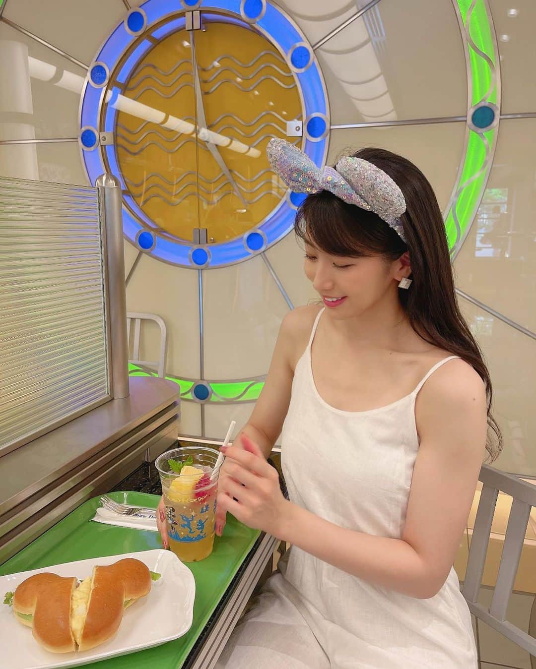 関根ささらさんのインスタグラム写真 - (関根ささらInstagram)「ディズニーアンバサダーホテルの中にある #チックタックダイナー 🥐💗サンドイッチやパンを販売してるお店です♡ . . この日は #アンバサダーホテル の #パームガーデンプール に行く日だったのでめちゃくちゃ夏！な格好☀️小腹が空いていたので腹ごしらえしました🥪  #東京ディズニーシー20周年 の #スペシャルドリンク とたまごのサンドイッチを購入🎈ふたりで分け合いっこしました♡  新しいカチューシャもGETできてご満悦な日🤍 最近すぐに品切れ！が少なくて嬉しい🥹☺️🌈 . . .  #ディズニーフード #ディズニーグルメ #ディズニーホテル #ディズニーコーデ #ディズニーカチューシャ #パンが好き #パンが好きな人と繋がりたい #ディズニーグラム #disneygram #tokyodisneyresort #tdr #disneyhotel #disneyambassadorhotel #disneygram #disneyfood #disneyootd #ootd #outfits #outfit #outfitoftheday #disneylife #disney #ディズニー」8月4日 17時42分 - sasarasekine