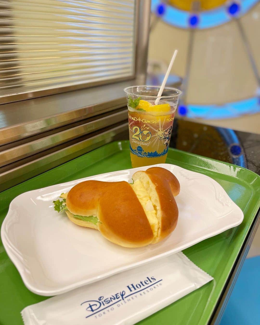 関根ささらさんのインスタグラム写真 - (関根ささらInstagram)「ディズニーアンバサダーホテルの中にある #チックタックダイナー 🥐💗サンドイッチやパンを販売してるお店です♡ . . この日は #アンバサダーホテル の #パームガーデンプール に行く日だったのでめちゃくちゃ夏！な格好☀️小腹が空いていたので腹ごしらえしました🥪  #東京ディズニーシー20周年 の #スペシャルドリンク とたまごのサンドイッチを購入🎈ふたりで分け合いっこしました♡  新しいカチューシャもGETできてご満悦な日🤍 最近すぐに品切れ！が少なくて嬉しい🥹☺️🌈 . . .  #ディズニーフード #ディズニーグルメ #ディズニーホテル #ディズニーコーデ #ディズニーカチューシャ #パンが好き #パンが好きな人と繋がりたい #ディズニーグラム #disneygram #tokyodisneyresort #tdr #disneyhotel #disneyambassadorhotel #disneygram #disneyfood #disneyootd #ootd #outfits #outfit #outfitoftheday #disneylife #disney #ディズニー」8月4日 17時42分 - sasarasekine