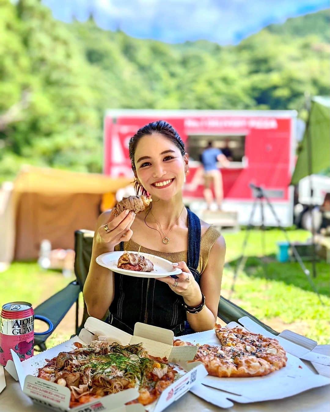 石井里奈さんのインスタグラム写真 - (石井里奈Instagram)「こんばんは💕 昨年からハマったキャンプ🏕 今年の夏はピザーラのキッチンカーが来てくれてピザーラ✖️キャンプ飯で新しいピザーラの楽しみ方をしてきました🍕🧡 . 青い空の下、自然の中で食べるピザーラはさらに美味しい❣️ そのまんまでも美味しいけど、アレンジ料理したので動画見てね🎥 . シーフードイタリアーナを広島風お好み焼き、もち明太子ピザを肉巻きアレンジしたのですが、どちらも斬新で美味しかった😆❤️ おうちで楽しむのはもちろん、外でも楽しんだり、自分で新しい食べ方考案するのも面白いかも🧡 私のアレンジレシピ、是非試してみてね😘 . #ピザーラ35周年 #ピザーラでキャンプ #ピザーラ_キャンプ飯 #アレンジレシピ #ピザーラ #pizza_la #ピザアレンジ #キャンプ飯 #キャンプ女子 #キャンプ #相模湖」8月4日 18時44分 - ri7tin1025