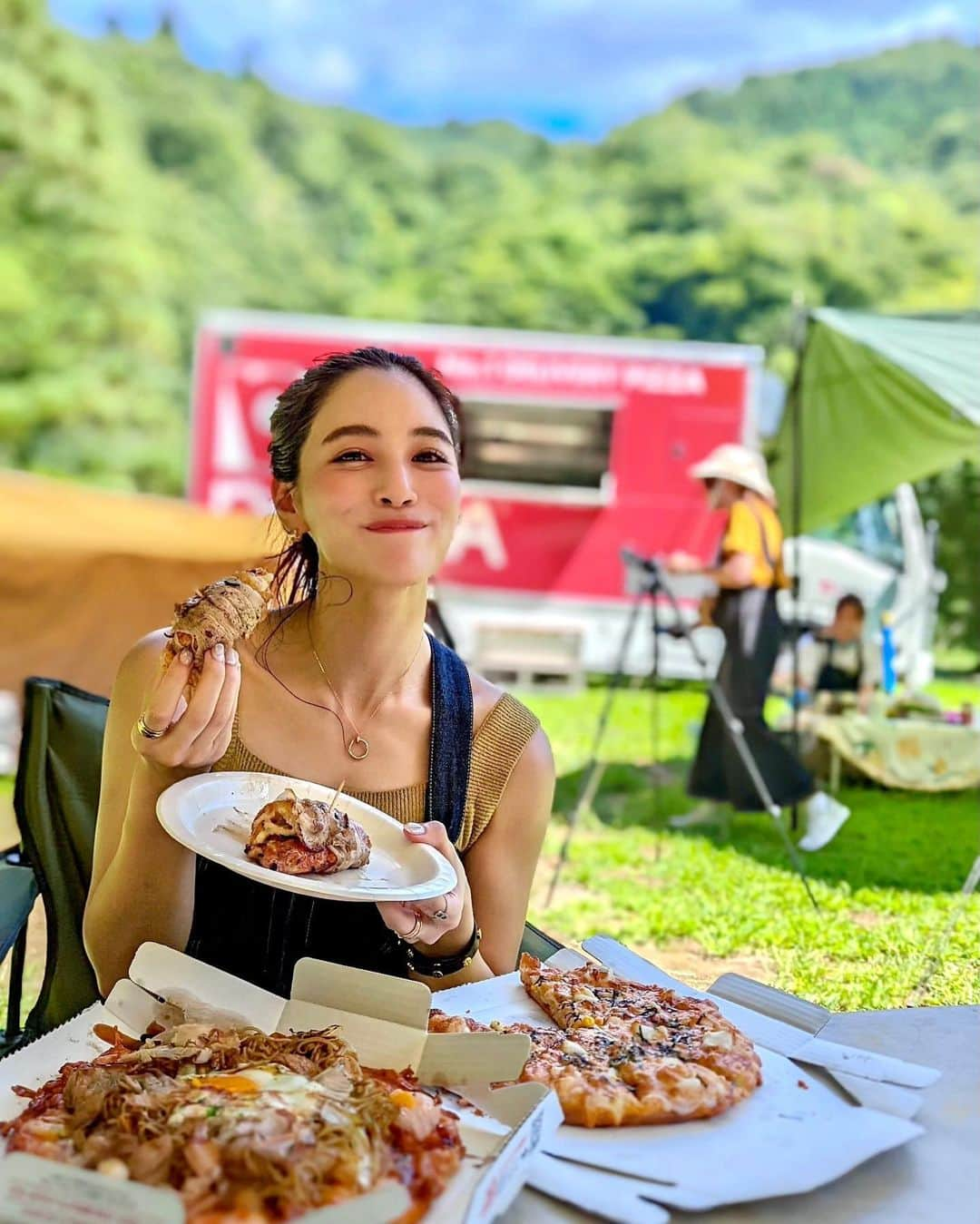 石井里奈さんのインスタグラム写真 - (石井里奈Instagram)「こんばんは💕 昨年からハマったキャンプ🏕 今年の夏はピザーラのキッチンカーが来てくれてピザーラ✖️キャンプ飯で新しいピザーラの楽しみ方をしてきました🍕🧡 . 青い空の下、自然の中で食べるピザーラはさらに美味しい❣️ そのまんまでも美味しいけど、アレンジ料理したので動画見てね🎥 . シーフードイタリアーナを広島風お好み焼き、もち明太子ピザを肉巻きアレンジしたのですが、どちらも斬新で美味しかった😆❤️ おうちで楽しむのはもちろん、外でも楽しんだり、自分で新しい食べ方考案するのも面白いかも🧡 私のアレンジレシピ、是非試してみてね😘 . #ピザーラ35周年 #ピザーラでキャンプ #ピザーラ_キャンプ飯 #アレンジレシピ #ピザーラ #pizza_la #ピザアレンジ #キャンプ飯 #キャンプ女子 #キャンプ #相模湖」8月4日 18時44分 - ri7tin1025