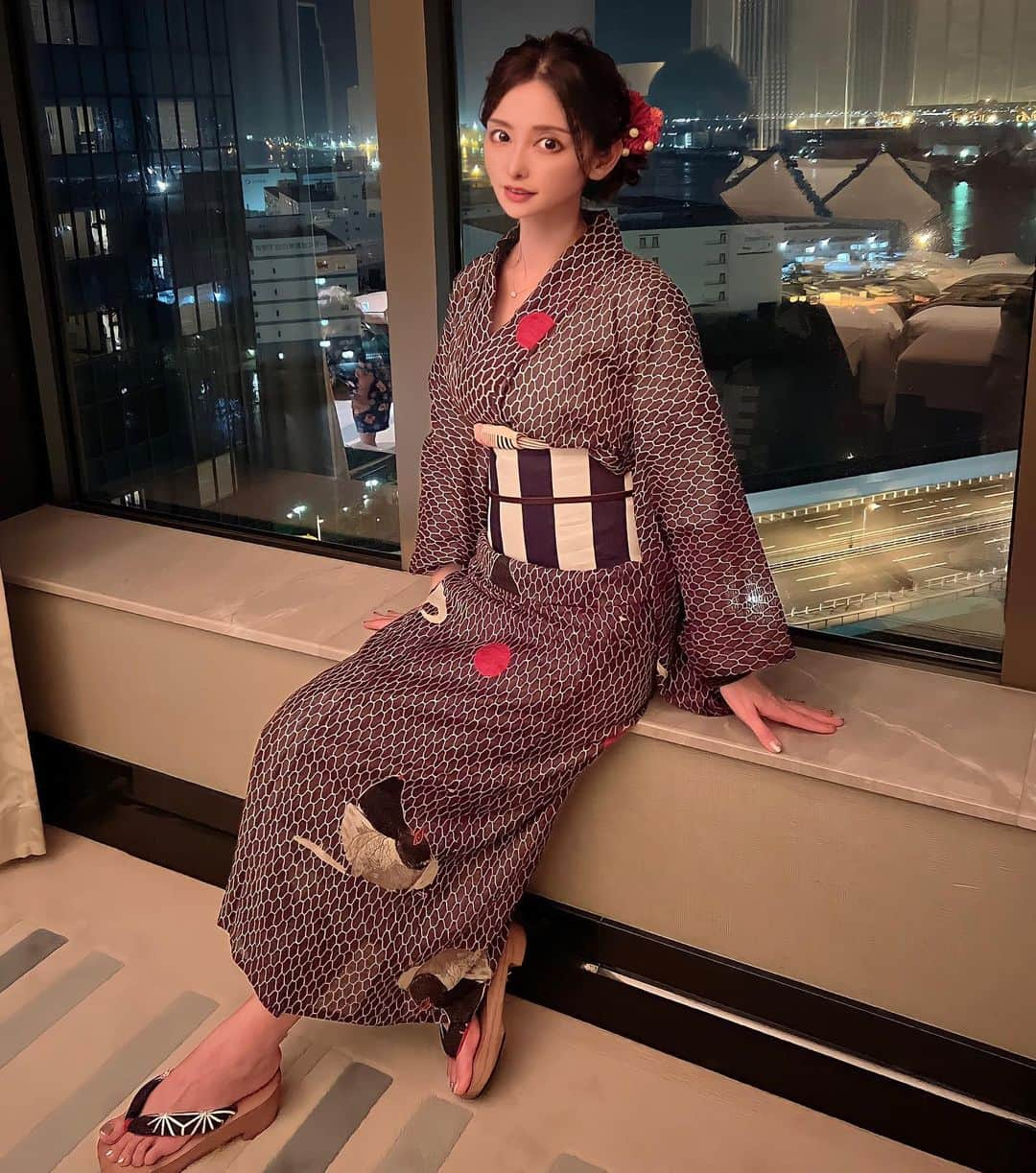 神子島みかさんのインスタグラム写真 - (神子島みかInstagram)「. #浴衣 フラッシュありなしで 顔面別人なんだが  夫が綺麗に着せてくれた時に 写真撮ればよかった😶 1歳児抱っこしたり引っ張られたり追いかけ回して 私の顔面も浴衣もちょっとヨレてますw  #アラフォー#ママ#2児ママ」8月4日 19時08分 - kagomika