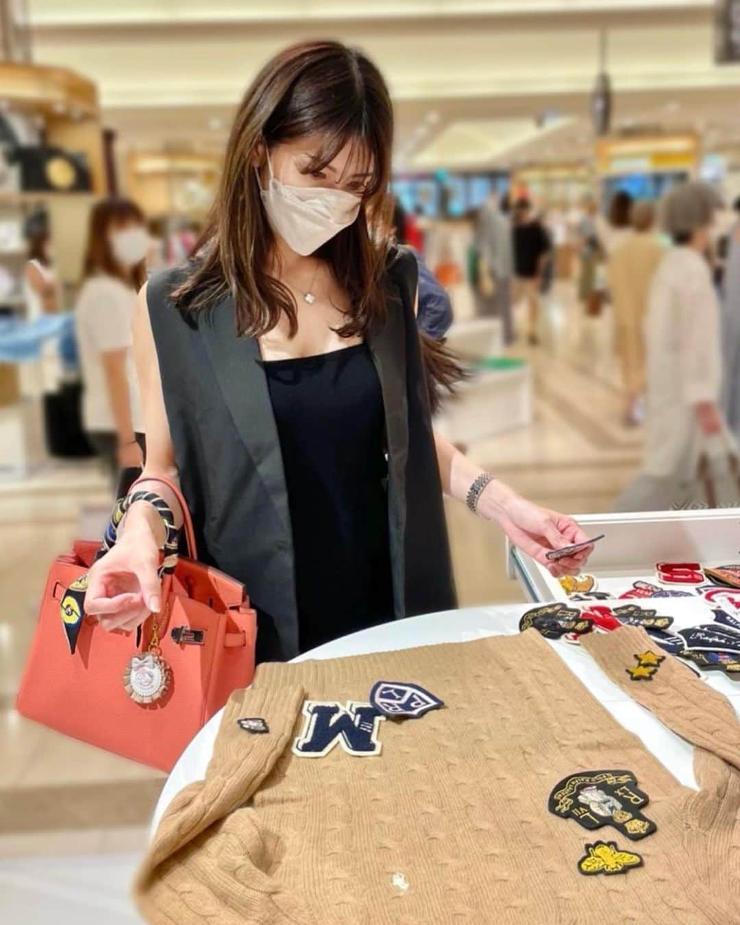 井上麻衣さんのインスタグラム写真 - (井上麻衣Instagram)「大好きなブランド @poloralphlauren のPOPUPショップに行ってきたよ✨✨  モニターからデザイン(イラスト)を選んだり 文字入れしたりして オリジナルプリントができるコーナーがあったり、、、  今回私はワッペンの方にしました💓 これからの時期に使えるセーターに付けてもらったよ✨  数が多すぎて悩んだけど めっちゃ可愛いのが出来上がったよ〜 イニシャルも入れてもらったの💓 とにかくベアが可愛すぎる😍  仕上がりが楽しみです❣️  ノベルティでキーホルダーがもらえるガチャガチャも あるから是非行ってみて〜✨  子供たちのポロも作りたい🥺👧🏻👦🏻👶🏻  ☑︎Ralph Lauren popup 　阪急うめだ本店１F コトコト広場 🌟8月3日〜9日まで  ・ ・ ・ ・  @hankyu_contemporary #POLORALPHLAUREN#CYO #ポロラルフローレン#阪急うめだ #阪急メンズ大阪#クリエイトユアオウン #コンテンポラリーファッション #うめだ阪急POPUP」8月4日 19時25分 - mai_inoue