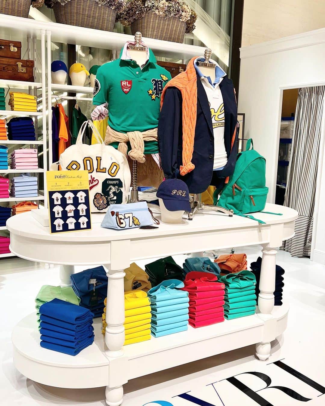 井上麻衣さんのインスタグラム写真 - (井上麻衣Instagram)「大好きなブランド @poloralphlauren のPOPUPショップに行ってきたよ✨✨  モニターからデザイン(イラスト)を選んだり 文字入れしたりして オリジナルプリントができるコーナーがあったり、、、  今回私はワッペンの方にしました💓 これからの時期に使えるセーターに付けてもらったよ✨  数が多すぎて悩んだけど めっちゃ可愛いのが出来上がったよ〜 イニシャルも入れてもらったの💓 とにかくベアが可愛すぎる😍  仕上がりが楽しみです❣️  ノベルティでキーホルダーがもらえるガチャガチャも あるから是非行ってみて〜✨  子供たちのポロも作りたい🥺👧🏻👦🏻👶🏻  ☑︎Ralph Lauren popup 　阪急うめだ本店１F コトコト広場 🌟8月3日〜9日まで  ・ ・ ・ ・  @hankyu_contemporary #POLORALPHLAUREN#CYO #ポロラルフローレン#阪急うめだ #阪急メンズ大阪#クリエイトユアオウン #コンテンポラリーファッション #うめだ阪急POPUP」8月4日 19時25分 - mai_inoue