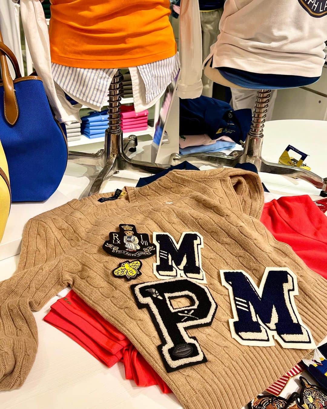 井上麻衣さんのインスタグラム写真 - (井上麻衣Instagram)「大好きなブランド @poloralphlauren のPOPUPショップに行ってきたよ✨✨  モニターからデザイン(イラスト)を選んだり 文字入れしたりして オリジナルプリントができるコーナーがあったり、、、  今回私はワッペンの方にしました💓 これからの時期に使えるセーターに付けてもらったよ✨  数が多すぎて悩んだけど めっちゃ可愛いのが出来上がったよ〜 イニシャルも入れてもらったの💓 とにかくベアが可愛すぎる😍  仕上がりが楽しみです❣️  ノベルティでキーホルダーがもらえるガチャガチャも あるから是非行ってみて〜✨  子供たちのポロも作りたい🥺👧🏻👦🏻👶🏻  ☑︎Ralph Lauren popup 　阪急うめだ本店１F コトコト広場 🌟8月3日〜9日まで  ・ ・ ・ ・  @hankyu_contemporary #POLORALPHLAUREN#CYO #ポロラルフローレン#阪急うめだ #阪急メンズ大阪#クリエイトユアオウン #コンテンポラリーファッション #うめだ阪急POPUP」8月4日 19時25分 - mai_inoue