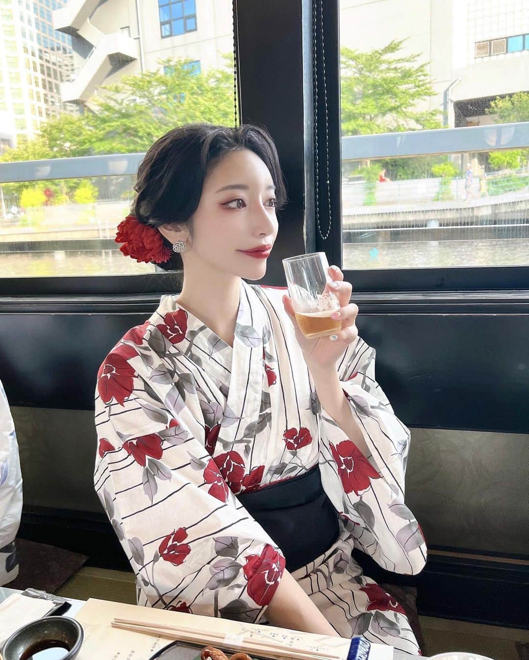 ?????さんのインスタグラム写真 - (?????Instagram)「. 数年ぶりの浴衣👘🏮 この写真好評で嬉しかった☺️  和服着る時は肌はいつもより白くしてツヤ肌よりもセミマットくらいでチークは薄めでシャドウは赤っぽいのをポイントで入れてあまりラメ付けず涙袋も作らずリップは赤でカラコンは直径小さめの黒よりのブラウンでアクセサリーはピアス以外付けないようにすると盛れるよオススメ(自分調べ)🫶 . . #屋形船 #浴衣 #浴衣女子 #japaneseculture」8月4日 19時32分 - julia__0917