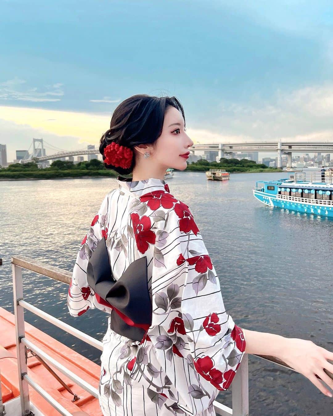 ?????さんのインスタグラム写真 - (?????Instagram)「. 数年ぶりの浴衣👘🏮 この写真好評で嬉しかった☺️  和服着る時は肌はいつもより白くしてツヤ肌よりもセミマットくらいでチークは薄めでシャドウは赤っぽいのをポイントで入れてあまりラメ付けず涙袋も作らずリップは赤でカラコンは直径小さめの黒よりのブラウンでアクセサリーはピアス以外付けないようにすると盛れるよオススメ(自分調べ)🫶 . . #屋形船 #浴衣 #浴衣女子 #japaneseculture」8月4日 19時32分 - julia__0917