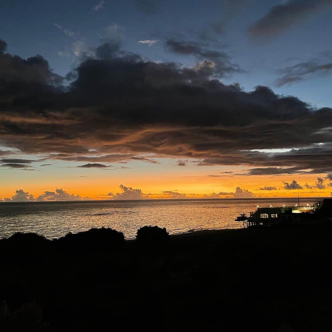 田中律子さんのインスタグラム写真 - (田中律子Instagram)「今日のSUNSET🌞🌴  大自然からの贈り物🌞✨  #okinawa  #okinawalife  #beachlife  #sunset  #海のある生活  #大自然からの贈り物」8月4日 20時31分 - ri2kotanaka