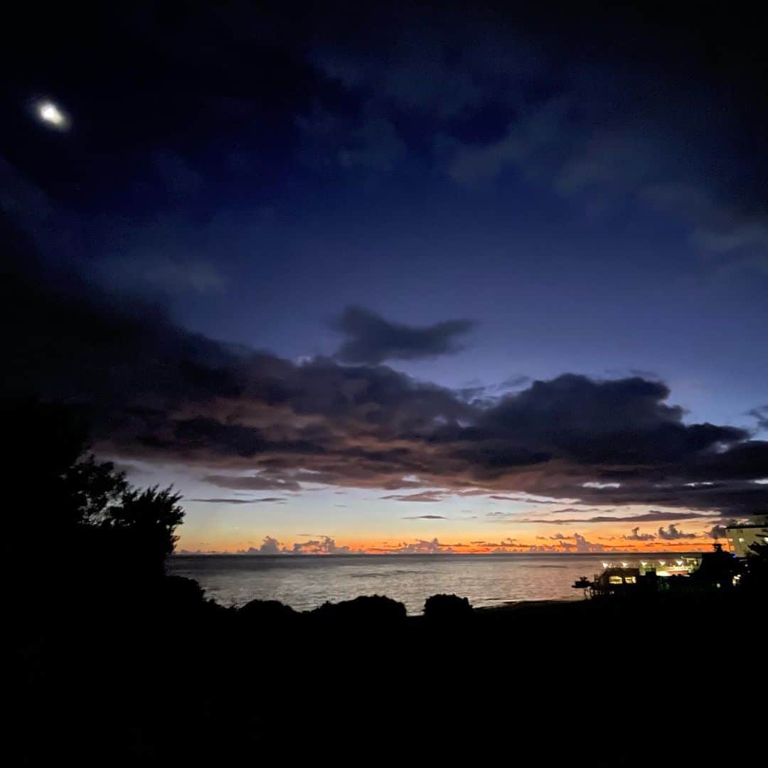 田中律子さんのインスタグラム写真 - (田中律子Instagram)「今日のSUNSET🌞🌴  大自然からの贈り物🌞✨  #okinawa  #okinawalife  #beachlife  #sunset  #海のある生活  #大自然からの贈り物」8月4日 20時31分 - ri2kotanaka