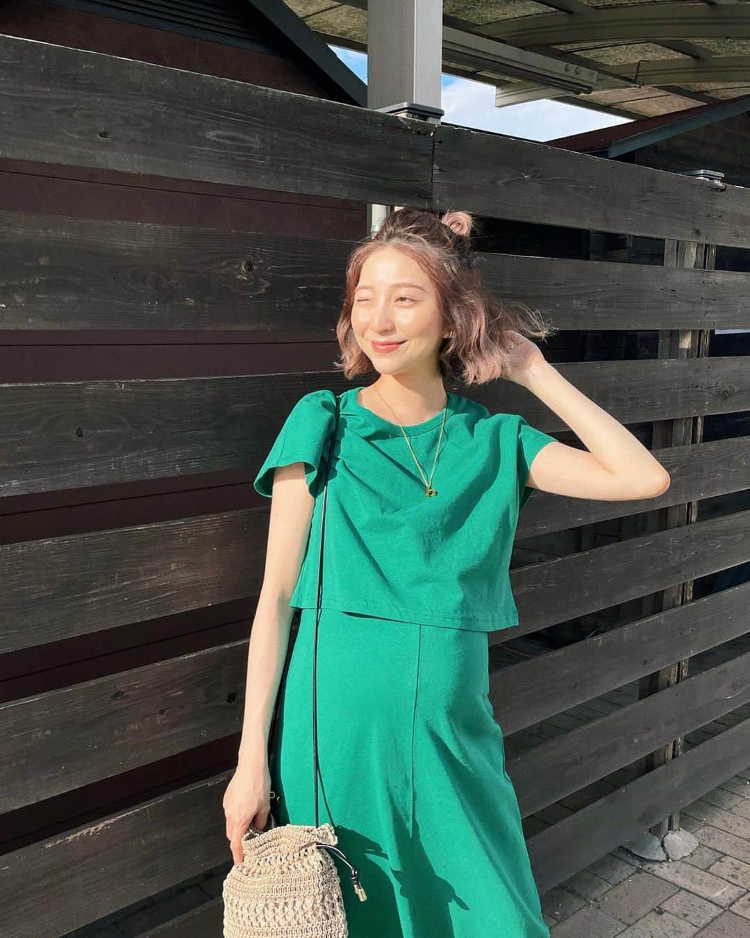 松尾 瞳さんのインスタグラム写真 - (松尾 瞳Instagram)「もう妊娠期間も終わるし無駄に ワンピース増やさないでおこうと思ってたけど、 里帰りに持ってきたレパートリーが少なくてここにきて 飽きに限界がきたのでプチプラでもう１枚だけ購入💚 GU💚ノースリワンピとTシャツセットで1,990円🤘🏻💚  #ワンピース #妊婦コーデ #マタニティライフ #臨月 #マタニティコーデ #GU #マタニティファッション」8月4日 20時58分 - hitomimatsuo.09