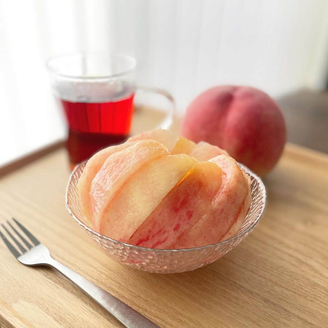 片渕茜さんのインスタグラム写真 - (片渕茜Instagram)「最近家族からたくさん桃が送られてきたので、桃のある暮らしを満喫中です🍑🍑🍑 カプレーゼにしたり、ヨーグルトにトッピングしたり、そのまま食べたり。 毎日ひとりでひとつ桃を食べる生活。最高です☺️🍑  #桃のある暮らし #桃モッツァレラ #桃ヨーグルト」8月4日 21時27分 - akane_katafuchi