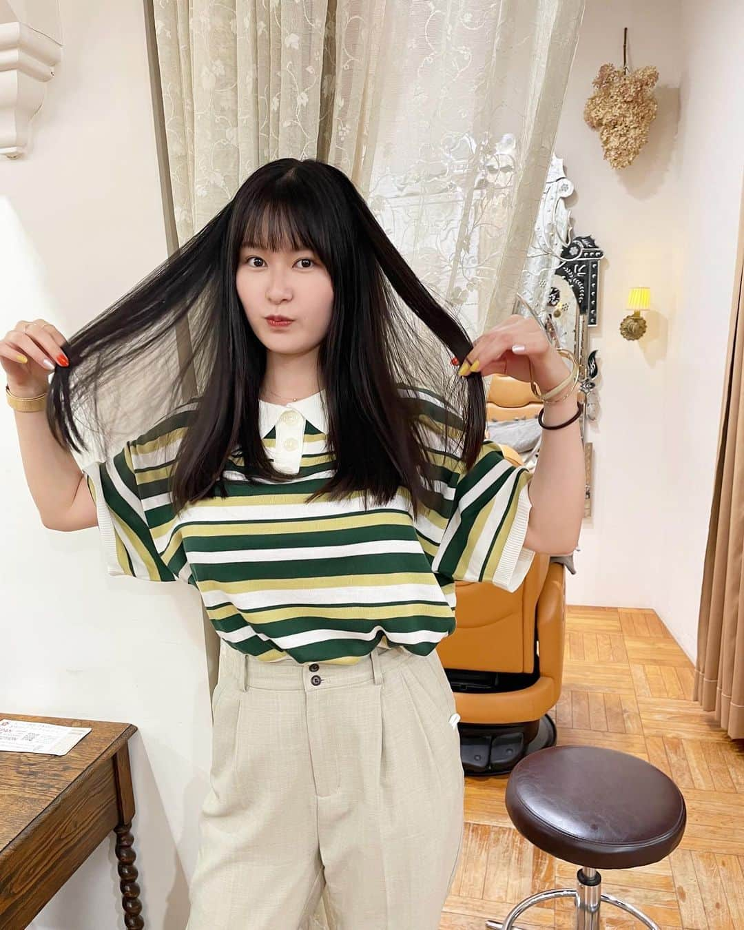 未梨一花さんのインスタグラム写真 - (未梨一花Instagram)「髪、生き返りました   約2ヶ月ぶりのヘアメンテ💇🏻‍♀️ 煩わしかった前髪もようやくプロに整えてもらえたので視界良好です💯後ろも短くなったから軽い~   @t_hirose__  いつもありがとう！！！     #ofhair #オブヘア #銀座 #美容院 #ヘアサロン #酸熱トリートメント #黒髪 #ロングヘア #地毛 #私服 #みりいちコーデ」8月4日 21時37分 - 1ka__3ri