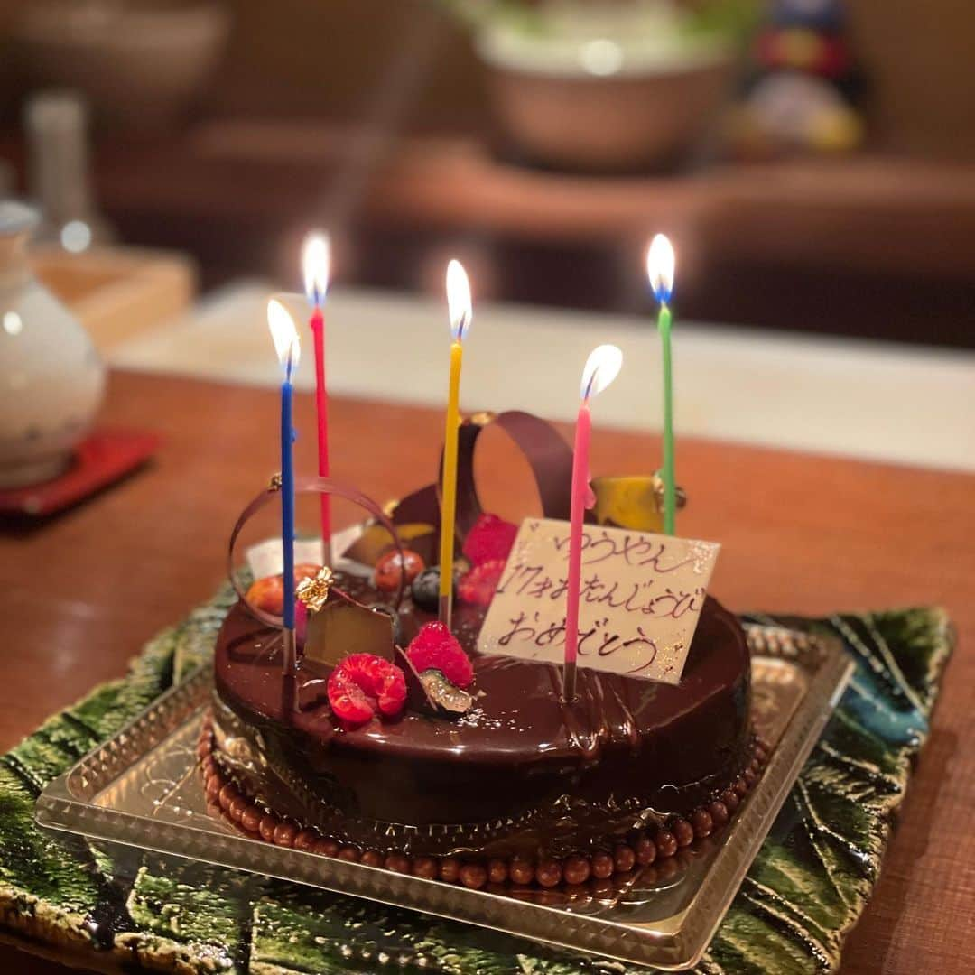 坂元美香さんのインスタグラム写真 - (坂元美香Instagram)「我が息子17歳になりました。  今年の誕生日は「てんぷらを食べたい」とのことで 青山の天ぷら元吉的場さんでお食事しました。 美味しい美味しいってすごく喜んでた☺️  お店のサプライズで息子のニックネーム入りの お箸を用意してくださったのが、 本人はすごく嬉しかったらしく 帰りのタクシーの中でも 「これすごい嬉しい」とずっと言ってました☺️  もう17歳か。来年は成人なのか。 いろいろ心配もあるしまだまだ至難はありますが、 ここまで大きな病気なく成長できたこと、 そして今まで我が子と関わってくださった たくさんの方々へ心より感謝申し上げます。  これからも楽しく前向きに。 #彼が幸せな人生を。  My baby just turned 17 today.🎂  @tempura0203matoba  #お誕生日おめでとう #ゆうやん大好き #ガリガリ親子」8月4日 21時43分 - mika_saka