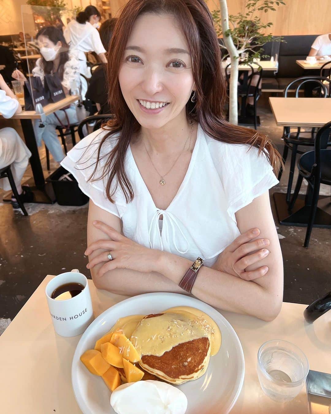 梅本理恵さんのインスタグラム写真 - (梅本理恵Instagram)「あきちゃんと一緒に♡ @akiko.takahashi.39566  ⁡ ジュエリーみて、 ランチしてからの〜 カフェです。 お腹いっぱいなのに プリンを食べています。☺︎ あかんやつ。笑 この後コスメを見に行くつもりやったけど、 気付いたらもう帰る時間になっていた。。 楽しい時間は、 あっという間に過ぎるんやね〜♡ ⁡ ⁡ ⁡ ⁡ ⁡ 👉3枚目にあきちゃん登場〜☺︎ ジュエリーを色違いのお揃いで。 早速つけてみる、私たち。笑  ⁡ #ランチ #カフェ #新宿ランチ #新宿カフェ #プリン #ニューマン新宿 #美容好き #美活女子 #アラフィフ #はんなり #癒しの時間 #美魔女 #梅本理恵 #楽しい時間はあっという間 #今日も感謝 #ありがとう ♡」8月4日 21時43分 - rie___12ki