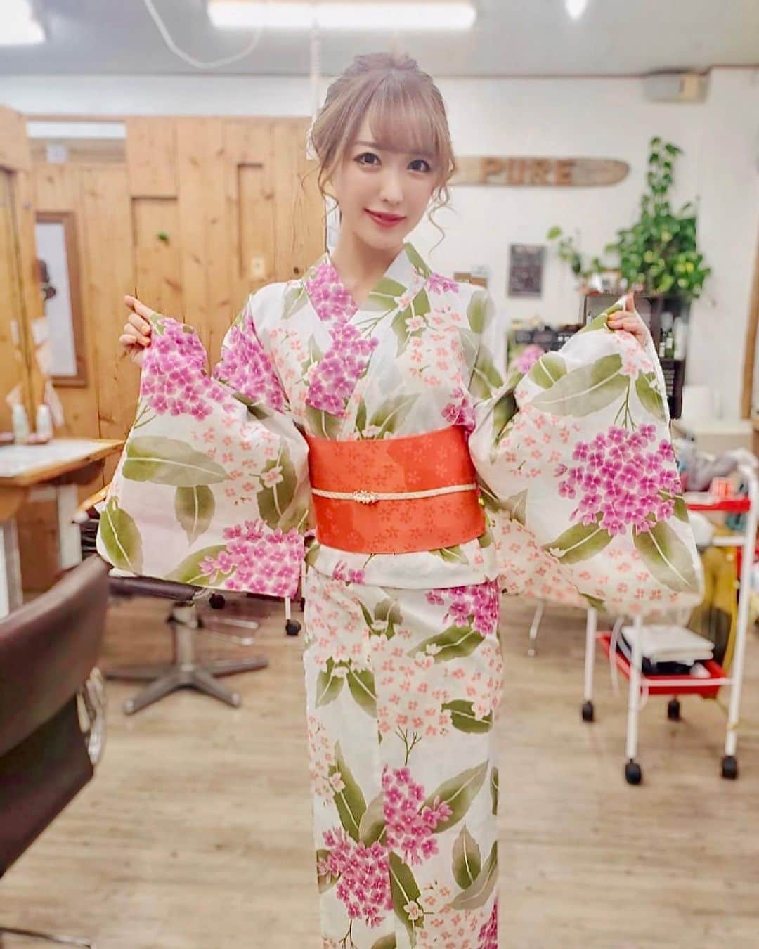 おりささんのインスタグラム写真 - (おりさInstagram)「👘 名護のアステリア( @club_asteria01 )で 夏祭りイベントした時に 浴衣着付けしてもらったよ❤️  浴衣着れて嬉しい❤️ 浴衣もヘアメも可愛すぎる🥺❤️  なみのさん、ゆかりママ 着付けとヘアメありがとうございました✨  浴衣着てお祭り行きたい❤️  #yukata#kimonostyle#yukatagirl #kimono#kimonofashion#kimonodress#japanese#japan#tabijo_okinawa#okinawa#okinawatrip#okinawapress#okinawagram #アステリア#名護#沖縄#沖縄観光#沖縄旅行#沖縄移住#沖縄生活#タビジョ#女子旅#浴衣#浴衣コーデ#着付け#浴衣ヘア#お祭りコーデ#夏祭り#祭り#祭」8月4日 22時34分 - orisa_0510