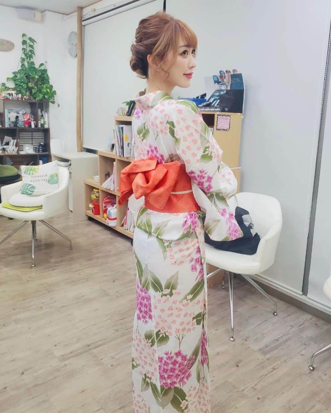 おりささんのインスタグラム写真 - (おりさInstagram)「👘 名護のアステリア( @club_asteria01 )で 夏祭りイベントした時に 浴衣着付けしてもらったよ❤️  浴衣着れて嬉しい❤️ 浴衣もヘアメも可愛すぎる🥺❤️  なみのさん、ゆかりママ 着付けとヘアメありがとうございました✨  浴衣着てお祭り行きたい❤️  #yukata#kimonostyle#yukatagirl #kimono#kimonofashion#kimonodress#japanese#japan#tabijo_okinawa#okinawa#okinawatrip#okinawapress#okinawagram #アステリア#名護#沖縄#沖縄観光#沖縄旅行#沖縄移住#沖縄生活#タビジョ#女子旅#浴衣#浴衣コーデ#着付け#浴衣ヘア#お祭りコーデ#夏祭り#祭り#祭」8月4日 22時34分 - orisa_0510