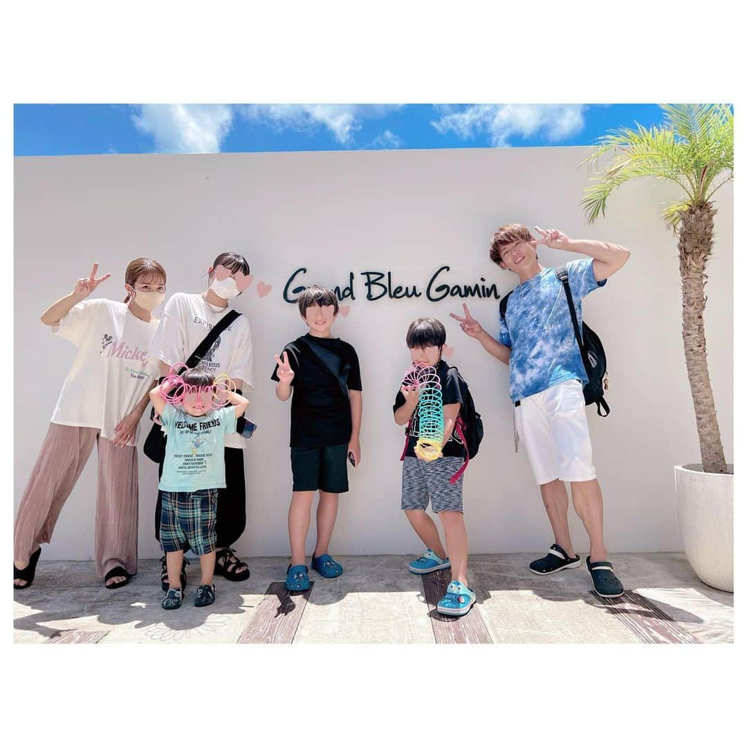 辻希美さんのインスタグラム写真 - (辻希美Instagram)「宮古島バイバイ🌴💕  Grand Bleu Gaminの皆さん２泊３日とお世話になりました🙏💕💕✨✨"  短い時間でしたが凄く濃い２泊３日の旅行になりました❤️🌴✨  本当にありがとうございました🙏🌴💕💕✨"」8月4日 22時54分 - tsujinozomi_official