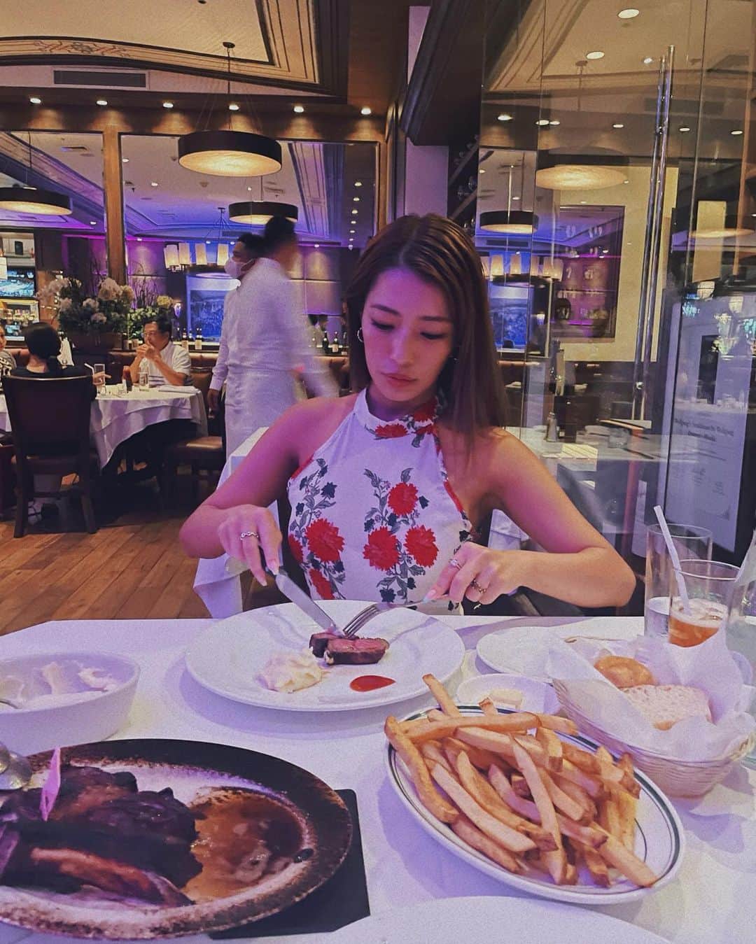 橋本梨菜さんのインスタグラム写真 - (橋本梨菜Instagram)「マニラでステーキ♡ ウルフギャング は日本でも食べれるけど、なかなか日本で行かないからマニラでいってきたよ〜♡♡  ステーキって美味しいよね🥰💋  たまにはご褒美😋 たまにはじゃないけど。笑」8月4日 23時12分 - hashimoto_rina_