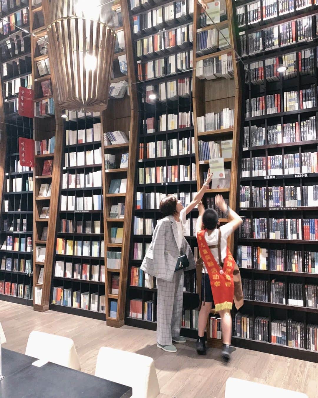 Yoshiko Kris-Webb クリス-ウェブ佳子さんのインスタグラム写真 - (Yoshiko Kris-Webb クリス-ウェブ佳子Instagram)「中国発のブランド @icicle__official に出会い、杭州に思いを馳せる。訪れたのは2019年8月。あの時よりもさらに発展した街並みになってるんだろうなぁ。#杭州」8月4日 23時58分 - tokyodame
